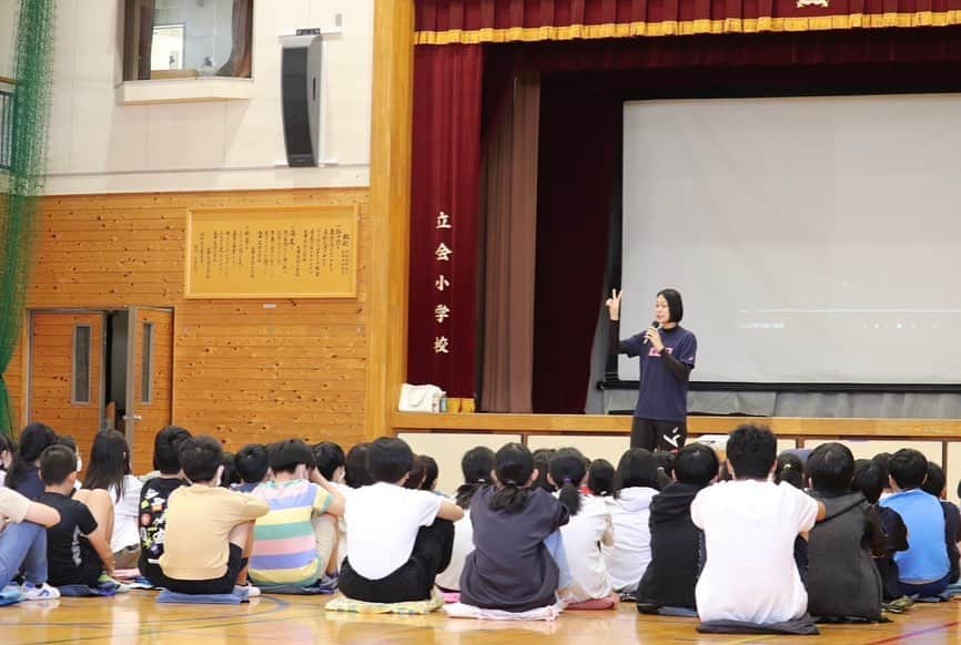 大山加奈さんのインスタグラム写真 - (大山加奈Instagram)「. 東京都教育委員会の 【笑顔と学びの体験活動プロジェクト】で 品川区立立会小学校に 行かせていただきました‼︎ . すごくご縁のある学校なので 行かせてもらえてとても嬉しかったです‼︎ .  今回は6年生のみなさんに 講話とバレーボールの体験授業を🏐 話は心と姿勢をしっかりこちらに 向けながら聞くことができて 楽しむ時は思いっきり楽しむ。 行動ひとつひとつも素早くて 素晴らしいのですが それがやらされている感がない‼︎ 素敵な子どもたちでした‼︎ . 最後にサプライズで歌のプレゼントが‼︎ 歌声が綺麗すぎて感動し 第一声でぶわっとこみあげるものが… 6年生であんなにも 一生懸命合唱できるってすごい…と ただただ感動でした。。。 . . 立会小学校の6年生のみなさん 素敵な時間をありがとうございました😊‼︎ . . #東京都教育委員会 #笑顔と学びの体験活動プロジェクト  #品川区立立会小学校」10月24日 13時45分 - kanaoyama0619