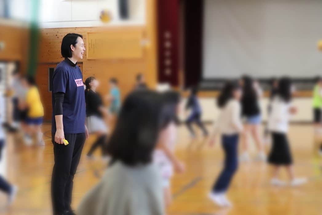 大山加奈さんのインスタグラム写真 - (大山加奈Instagram)「. 東京都教育委員会の 【笑顔と学びの体験活動プロジェクト】で 品川区立立会小学校に 行かせていただきました‼︎ . すごくご縁のある学校なので 行かせてもらえてとても嬉しかったです‼︎ .  今回は6年生のみなさんに 講話とバレーボールの体験授業を🏐 話は心と姿勢をしっかりこちらに 向けながら聞くことができて 楽しむ時は思いっきり楽しむ。 行動ひとつひとつも素早くて 素晴らしいのですが それがやらされている感がない‼︎ 素敵な子どもたちでした‼︎ . 最後にサプライズで歌のプレゼントが‼︎ 歌声が綺麗すぎて感動し 第一声でぶわっとこみあげるものが… 6年生であんなにも 一生懸命合唱できるってすごい…と ただただ感動でした。。。 . . 立会小学校の6年生のみなさん 素敵な時間をありがとうございました😊‼︎ . . #東京都教育委員会 #笑顔と学びの体験活動プロジェクト  #品川区立立会小学校」10月24日 13時45分 - kanaoyama0619