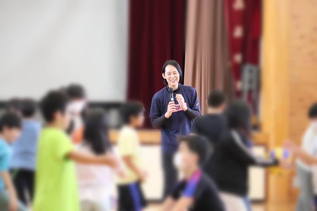 のインスタグラム：「. 東京都教育委員会の 【笑顔と学びの体験活動プロジェクト】で 品川区立立会小学校に 行かせていただきました‼︎ . すごくご縁のある学校なので 行かせてもらえてとても嬉しかったです‼︎ .  今回は6年生のみなさんに 講話とバレーボールの体験授業を🏐 話は心と姿勢をしっかりこちらに 向けながら聞くことができて 楽しむ時は思いっきり楽しむ。 行動ひとつひとつも素早くて 素晴らしいのですが それがやらされている感がない‼︎ 素敵な子どもたちでした‼︎ . 最後にサプライズで歌のプレゼントが‼︎ 歌声が綺麗すぎて感動し 第一声でぶわっとこみあげるものが… 6年生であんなにも 一生懸命合唱できるってすごい…と ただただ感動でした。。。 . . 立会小学校の6年生のみなさん 素敵な時間をありがとうございました😊‼︎ . . #東京都教育委員会 #笑顔と学びの体験活動プロジェクト  #品川区立立会小学校」
