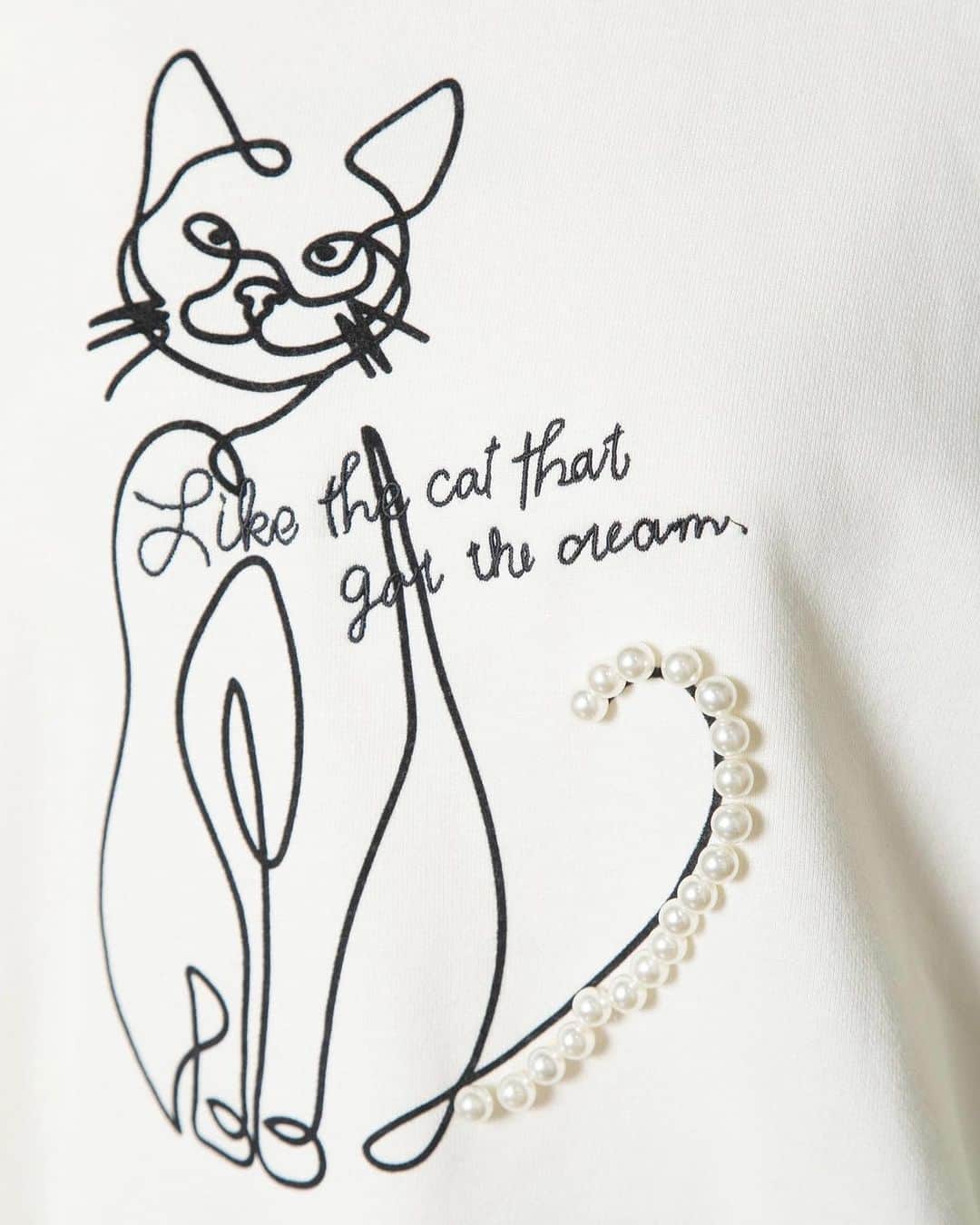 エルベンスさんのインスタグラム写真 - (エルベンスInstagram)「ネコ好きにはたまらないかわいさ💕🐈‍⬛ 大人っぽくオシャレな雰囲気のネコのフロッキープリントと、しっほの部分のやや大きめのパールの飾りがポイント✨ : うしろにかけてやや長くなっていて、ヒップまわりもカバーしてくれます。袖口のスリットデザインも上品ポイント！ スウェット素材をかわいく、上品なコーデに仕上げてくれます✨ ラグラン袖の切り替えもスッキリ上品に見えるポイントです。 : ボトムスはデニムなどできれい目カジュアルに仕上げるのもおすすめ！ : スカート派さんには、黒のロングタイトスカートで大人っぽく仕上げたり、トレンドのチュールスカートでふんわりガーリーに仕上げるのもおすすめコーデです。 : ネコ#ねこ#ねこ好き #ねこすき #cat#ネコ部 # エルベンスドゥ#elvencedeux」10月24日 13時47分 - elvencedeux_official