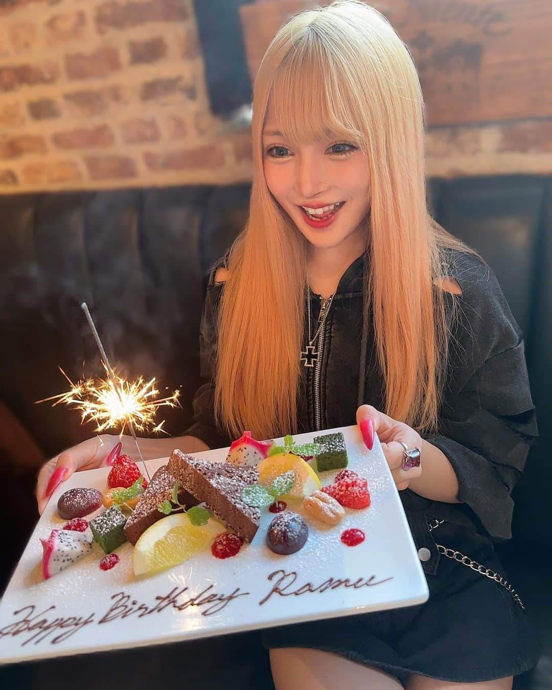 らむめろのインスタグラム：「- ̗̀ 🎂 ̖́- ⁡ みんなありがとう💓😍 だいすき🫶🏻🫶🏻🫶🏻 ⁡ ⁡ ⁡」