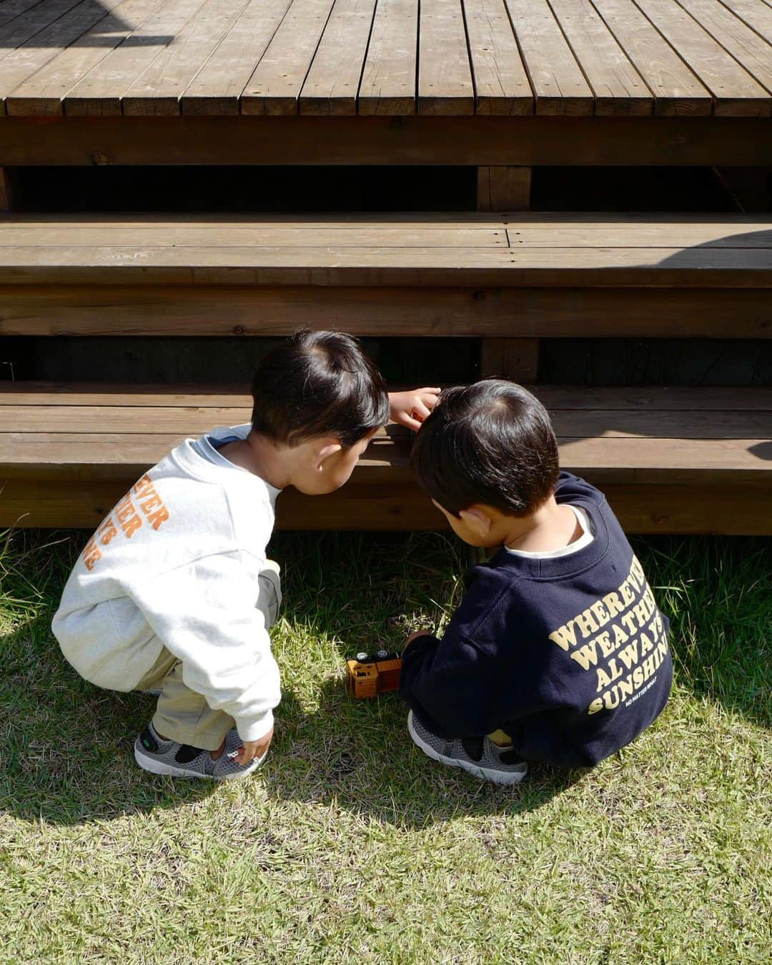 武智志穂さんのインスタグラム写真 - (武智志穂Instagram)「高千穂を堪能したあとはそのまま南阿蘇まで足を延ばしました🚗 今まで国内外色んな景色を見てきたけれど、初めての阿蘇山は他の何にも例えようがない、壮大で雄大で地球のエネルギーを感じられる場所でした。 硫黄の香りとか、火口から噴き出る水蒸気とかにも圧倒されたなぁ。 ドライブが凄く楽しかった！  湧水を汲みに行ったり、日帰り温泉に行ったりしたけど、次は泊まりで遊びに行きたい☺️♨️ 次の旅の参考にしたいので、もしおすすめスポットとかあれば教えてください。  南阿蘇は少し肌寒くて、 @freaksstore_official さんとのコラボスウェットが大活躍してくれました。 ゆとりのあるシルエットなので、暴れん坊が着ても動きを邪魔することなく快適😂 えいけんはMサイズを着用しています。 我ながら可愛いスウェットが作れたと大満足しています♡  #えいけんdiary #南阿蘇 #垂玉温泉 #池の川水源」10月24日 13時51分 - shiho_takechi