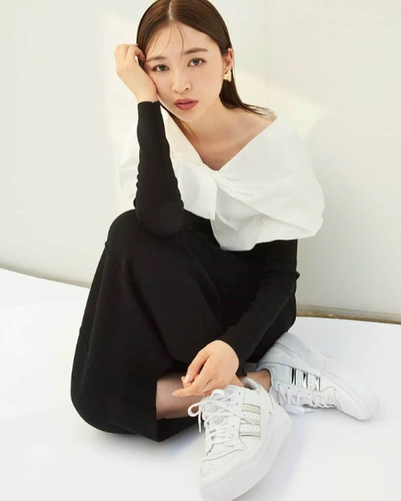 snidelのインスタグラム：「本週新上架！ 【 Adidas Originals 】 Forum XLG W SNIDEL  SNIDEL 與 運動品牌adidas original 合作 以adidas original 人氣’FORUM’ 作為藍本，創造全新型號‘Forum XLG’，並配以SNIDEL定制顏色 這款小白鞋可搭配各種服裝，從休閒風到街頭風再到女性化服裝，絕對滿足到你所有需要！  SWGS234609  Colour: WHT Size: 23 24 25  ━━━━━━━━━━━━━━ 🍁Autumn Campaign活動進行中 詳情請向店舖查詢或到網頁瀏覽🍁  ✨Link in Bio ✨  #snidelhk #OL #shoes #小白鞋」