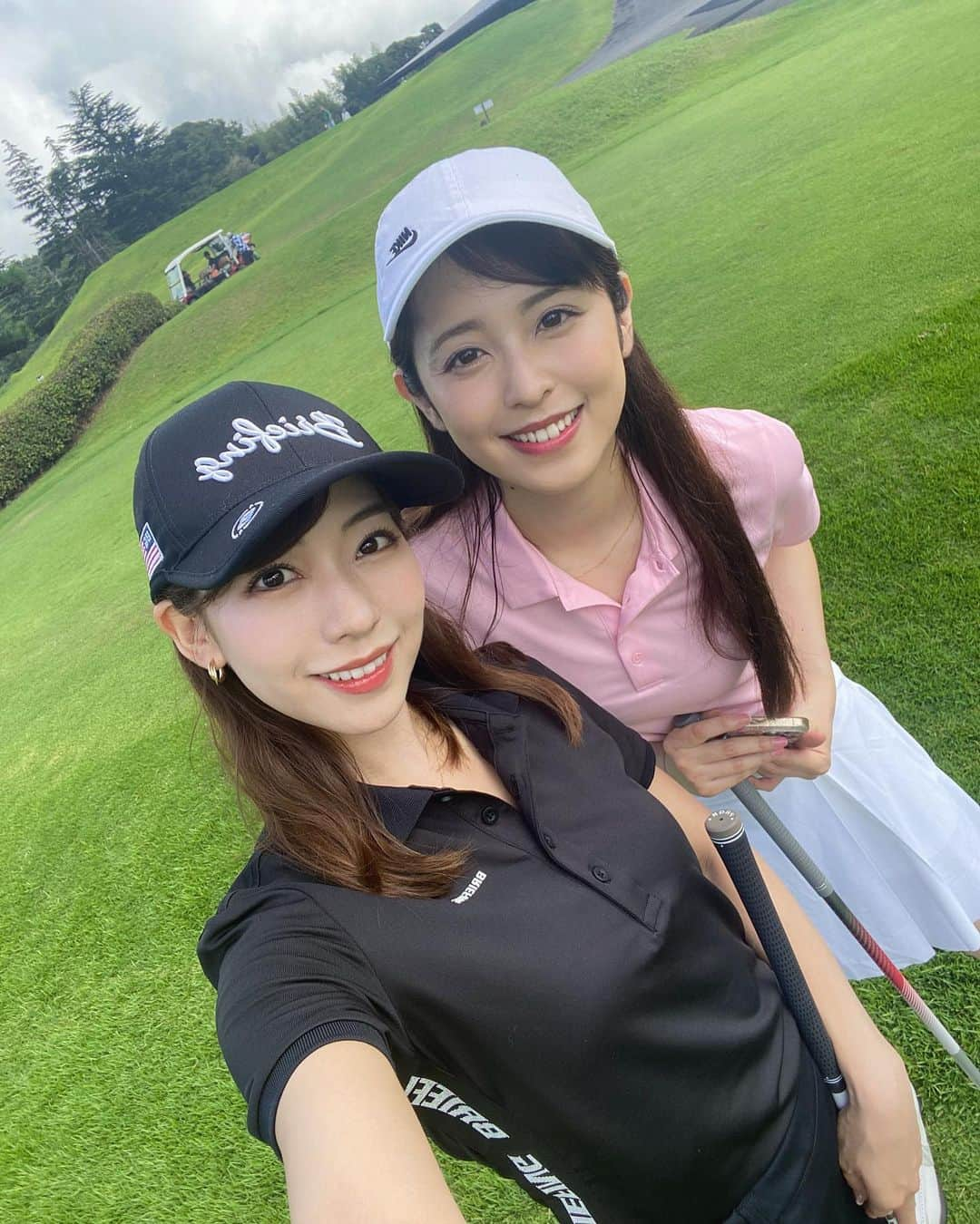 小野寺結衣のインスタグラム：「・ ⁡ ⁡ ⁡ 記念すべきKJの初ゴルフ⛳️ ⁡ ⁡ ⁡ 久しぶりにたくさん笑って 本当に本当に楽しかった☺️！ ⁡ ⁡ 私は飛ばしたい欲が出て力が入り 練習でのスイングどこへやら... な打ち方ですが笑 コツコツ頑張ります..🫠 ⁡ ⁡ ⁡ 次はお互いもっと上達してる..はず...🤣🔥 ⁡  ⁡ ⁡ ⁡ ⁡ #ゴルフ #ラウンド #デビュー #おめでとう  #夏の思い出 #久慈暁子 #KJ #小野寺結衣 #⛳️ #頑張ったご褒美のポテチとアイス #🍦 #なんだかエモかった #景色 #🚃 #ゴルフウェア #BRIEFING」