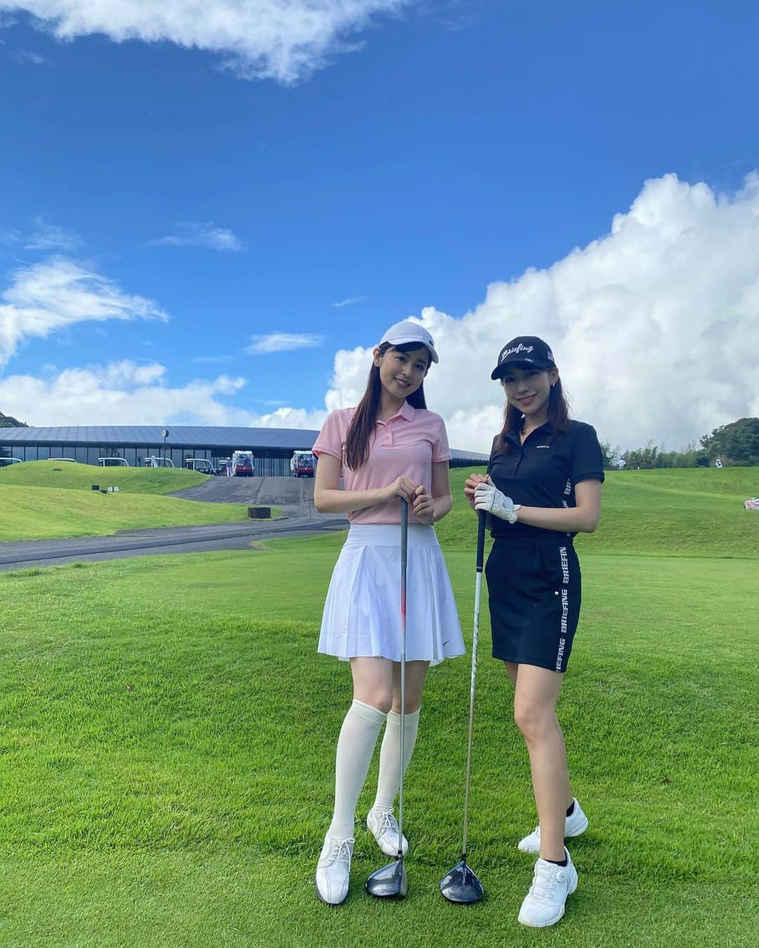 小野寺結衣さんのインスタグラム写真 - (小野寺結衣Instagram)「・ ⁡ ⁡ ⁡ 記念すべきKJの初ゴルフ⛳️ ⁡ ⁡ ⁡ 久しぶりにたくさん笑って 本当に本当に楽しかった☺️！ ⁡ ⁡ 私は飛ばしたい欲が出て力が入り 練習でのスイングどこへやら... な打ち方ですが笑 コツコツ頑張ります..🫠 ⁡ ⁡ ⁡ 次はお互いもっと上達してる..はず...🤣🔥 ⁡  ⁡ ⁡ ⁡ ⁡ #ゴルフ #ラウンド #デビュー #おめでとう  #夏の思い出 #久慈暁子 #KJ #小野寺結衣 #⛳️ #頑張ったご褒美のポテチとアイス #🍦 #なんだかエモかった #景色 #🚃 #ゴルフウェア #BRIEFING」10月24日 14時10分 - yui_onodera0831