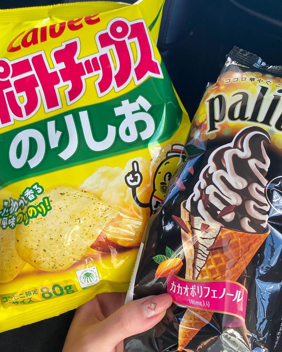 小野寺結衣さんのインスタグラム写真 - (小野寺結衣Instagram)「・ ⁡ ⁡ ⁡ 記念すべきKJの初ゴルフ⛳️ ⁡ ⁡ ⁡ 久しぶりにたくさん笑って 本当に本当に楽しかった☺️！ ⁡ ⁡ 私は飛ばしたい欲が出て力が入り 練習でのスイングどこへやら... な打ち方ですが笑 コツコツ頑張ります..🫠 ⁡ ⁡ ⁡ 次はお互いもっと上達してる..はず...🤣🔥 ⁡  ⁡ ⁡ ⁡ ⁡ #ゴルフ #ラウンド #デビュー #おめでとう  #夏の思い出 #久慈暁子 #KJ #小野寺結衣 #⛳️ #頑張ったご褒美のポテチとアイス #🍦 #なんだかエモかった #景色 #🚃 #ゴルフウェア #BRIEFING」10月24日 14時10分 - yui_onodera0831