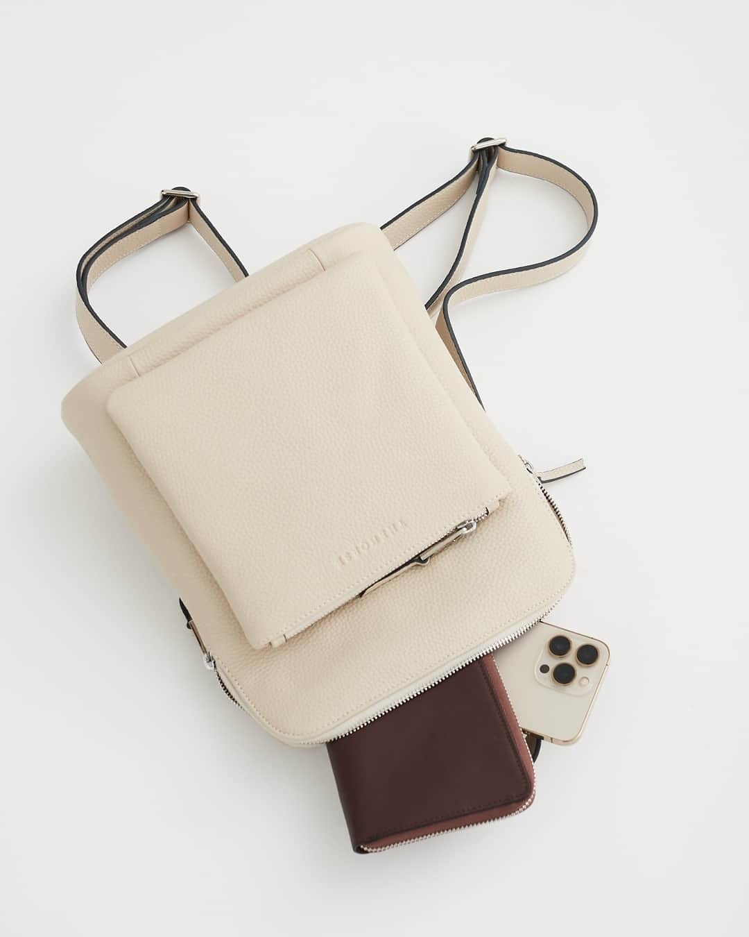 The Horseのインスタグラム：「Simple yet effective. From fresh whites to deep maple browns, discover the renewing power of neutral.⁠ Shop Backpacks with 20% at thehorse.com.au for a limited time.」