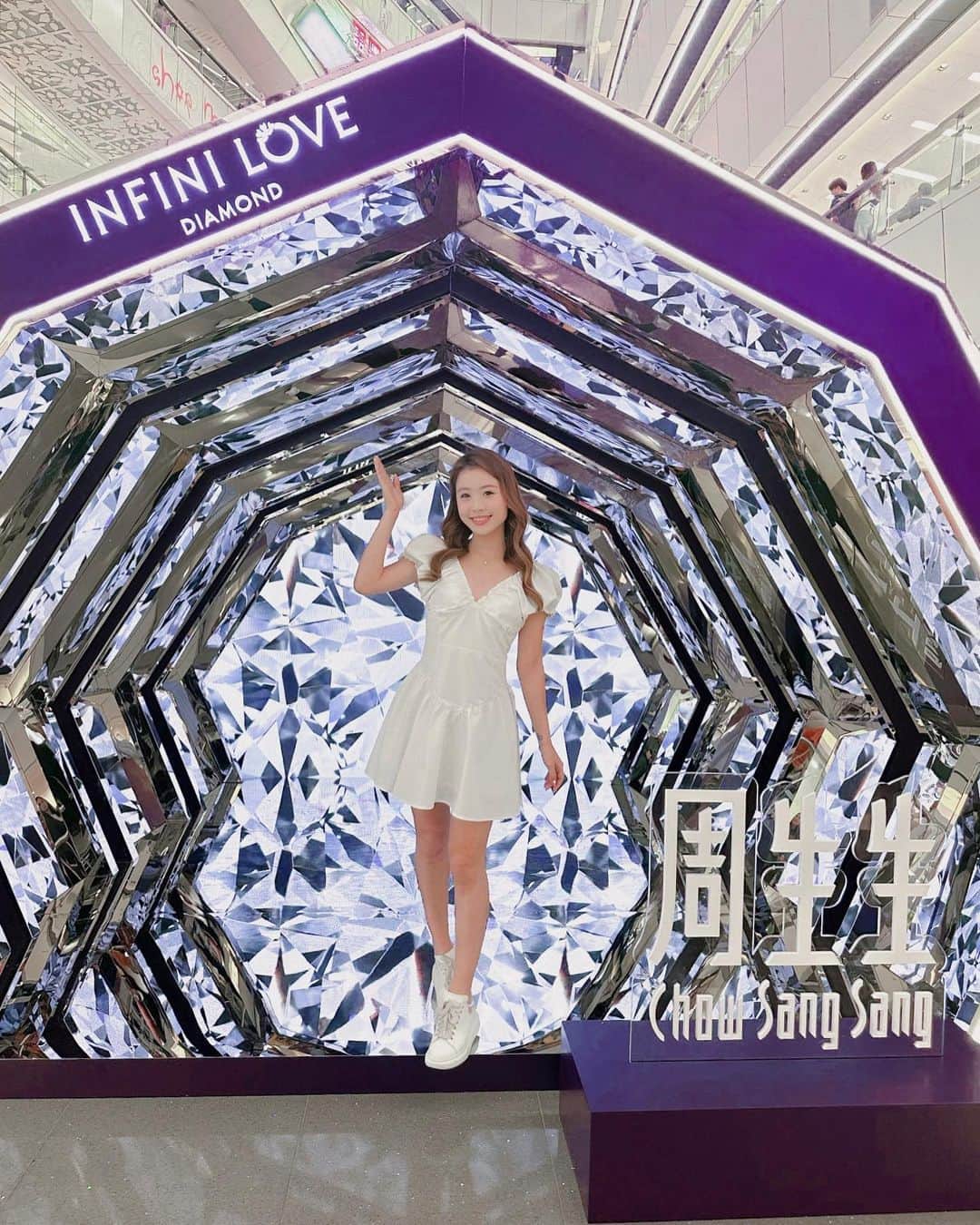 馬曉晴のインスタグラム：「💎Diamond代表著恆久及不屈不撓嘅精神，就似每個成功人士都要經過如同鑽石般嘅打磨過程才會光芒閃耀✨   今日去咗周生生「A Passion for Brillance」Infini Love Diamond™️天然美鑽鑑賞展～ 鍾意bling bling嘅我仲喺經驗豐富嘅比利時鑽石切割巨匠帶領下嘗試打磨天然鑽石💎，了解到品牌嘅專屬車工標準－3EX PLUS。呢個標準下先可以呈現出「八心八箭八角星」嘅光芒視覺效果，發揮出天然美鑽最大嘅光芒✨✨ 真係一個好特別嘅體驗🥰  @chowsangsang_official  #ChowSangSang #InfiniLoveDiamond #APassionforBrillance #NatualDiamonds #天然美鑽」
