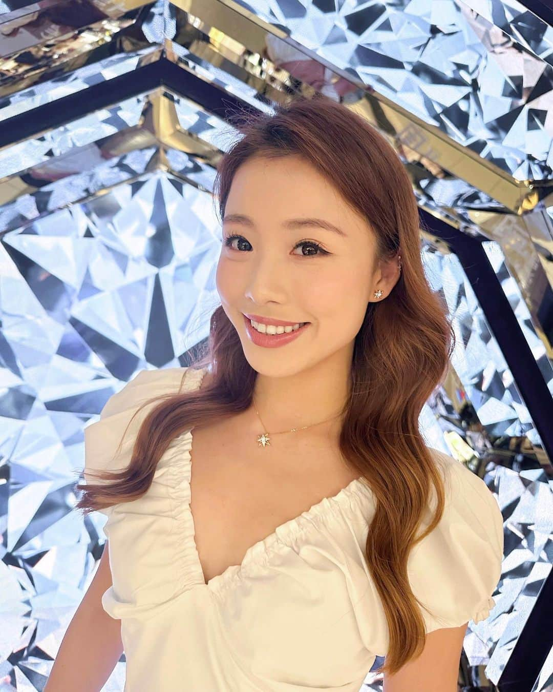 馬曉晴さんのインスタグラム写真 - (馬曉晴Instagram)「💎Diamond代表著恆久及不屈不撓嘅精神，就似每個成功人士都要經過如同鑽石般嘅打磨過程才會光芒閃耀✨   今日去咗周生生「A Passion for Brillance」Infini Love Diamond™️天然美鑽鑑賞展～ 鍾意bling bling嘅我仲喺經驗豐富嘅比利時鑽石切割巨匠帶領下嘗試打磨天然鑽石💎，了解到品牌嘅專屬車工標準－3EX PLUS。呢個標準下先可以呈現出「八心八箭八角星」嘅光芒視覺效果，發揮出天然美鑽最大嘅光芒✨✨ 真係一個好特別嘅體驗🥰  @chowsangsang_official  #ChowSangSang #InfiniLoveDiamond #APassionforBrillance #NatualDiamonds #天然美鑽」10月24日 14時15分 - maisyma1999