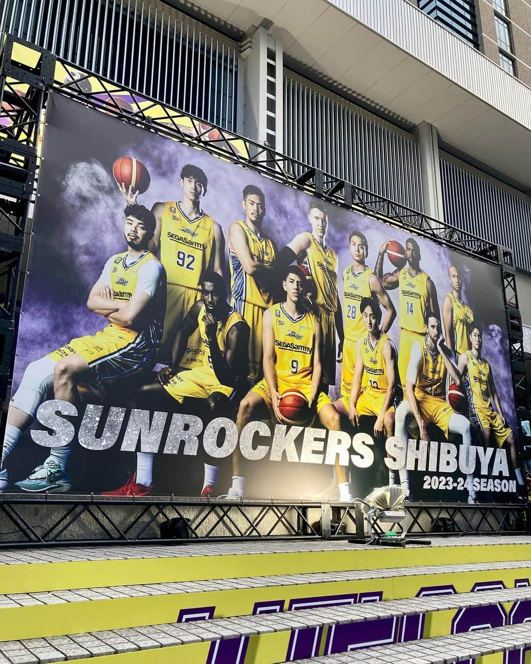 GO!皆川さんのインスタグラム写真 - (GO!皆川Instagram)「渋谷SRの今シーズンの初勝利を見届けた🏀  ホーキンソン選手や馬場選手をこんなにも近くで観られるなんて🥰  バスケおもろ⛹️  サンディーは俺の事覚えていてくれた😘  #渋谷サンロッカーズ #サンディー #ホーキンソン」10月24日 14時26分 - go_minagawa