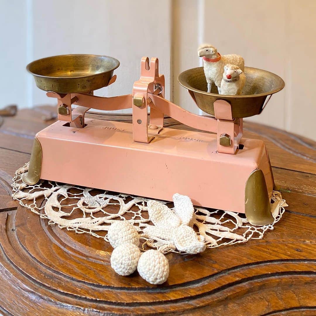 稚野鳥子のインスタグラム：「ピンクのトイスケール⚖️  真鍮の色とピンク、とってもかわいいです♪  おもちゃだからなのか、 右と左のお皿のデザインがちょっと違うんですよ。  SOLD OUT  #toricoloreshop #toricolore #フランスアンティーク #アンティークショップ #恵比寿 #アンティークのある暮らし #フレンチカントリー#frenchantiques #antiqueshop #shabbychic #brocante #シャビーシック#シャビーシックインテリア #ブロカント #アンティークスケール #アンティークおもちゃ #アンティークトイ #トイスケール #アンティーク羊 #アンティークパーツ #アンティークレース #アンティークレースのある暮らし #アンティーククロッシェ #クロッシェレース #クロッシェ編み #ドイリー #アンティークドイリー」