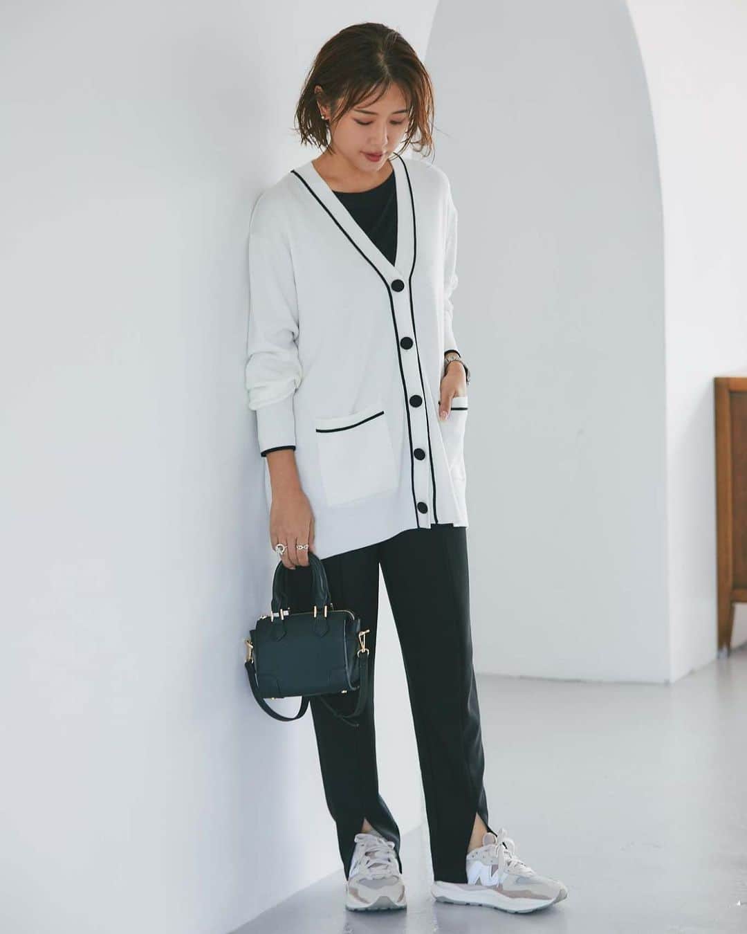 nostalgia_jpのインスタグラム：「. YUKO×&.NOSTALGIA Collaboration Collection  【yukoさんコラボ】 配色ラインVネックカーディガン 品番10-179546 price ¥5,830 tax in  【yukoさんコラボ】 センタースリットペンシルパンツ 品番10-179587 price ¥4,950 tax in  ＿＿＿＿＿＿＿  10/27(金)21：00～発売  オフィシャルサイトの商品ページ内にて リクエストメール登録受付中です!  #nostalgiajp#nostalgia#nos #nosstyle#fashion#cordinate #ノスタルジア#ノス#ノスジョ」