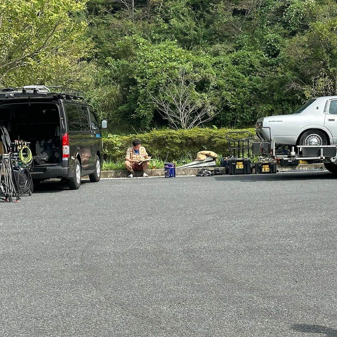 島津健太郎さんのインスタグラム写真 - (島津健太郎Instagram)「いつの間にか情報解禁になってました！  10/27(金)23:15 ～ 24:15 OA 『今日からヒットマン』 に出演します。 プライベートでも仲の良い(これキーワードな)　#清水一哉 さんと#木村ひさし監督 とスリーショット！(そして盗撮)  Xで「伝説の殺し屋、二丁の役は誰だ⁉︎」と騒がれておりますが、僕は知ってます。 い、言いたい！暴露したい！でも炎上する！！  と、言うことでOAお楽しみに！  #金曜ナイトドラマ  #今日からヒットマン  #10月27日放送  #木村ひさし #監督 #相葉雅紀 #山本舞香  #深澤辰哉 #本仮屋ユイカ #本多力 #勝村政信 #筧利夫」10月24日 14時27分 - k_super_xtreme