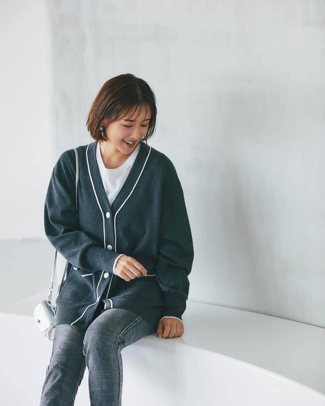 nostalgia_jpのインスタグラム：「. YUKO×&.NOSTALGIA Collaboration Collection  【yukoさんコラボ】 配色ラインVネックカーディガン 品番10-179546 price ¥5,830 tax in  ＿＿＿＿＿＿＿  10/27(金)21：00～発売  オフィシャルサイトの商品ページ内にて リクエストメール登録受付中です!  #nostalgiajp#nostalgia#nos #nosstyle#fashion#cordinate #ノスタルジア#ノス#ノスジョ」