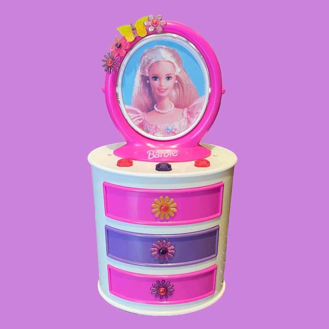 おもちゃやSPIRALのインスタグラム：「1997 Barbie Jewelry Box入荷しました！  ボタンを押すと引き出しが飛び出します✨」