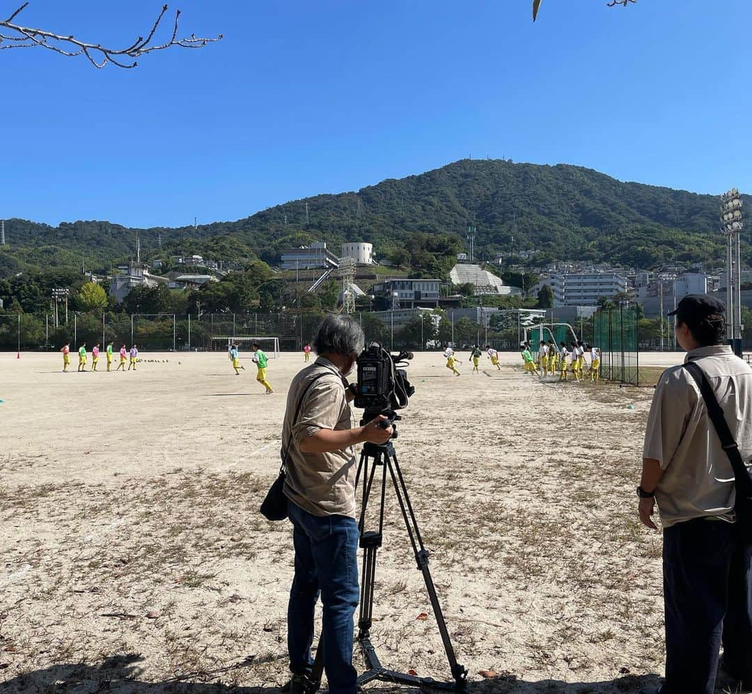 有田優理香さんのインスタグラム写真 - (有田優理香Instagram)「⚽️  高校サッカー盛り上げ企画📣 きょうは2本放送します〜🙌  17時台の「アナたにプレゼン」では 創部4年目で決勝トーナメント初進出の清水ヶ丘！  18時台のスポーツコーナーでは 夏の県総体で初のベスト4安芸南！  ぜひご覧ください☺️✨  #高校サッカー #ともに全力で　#全国高校サッカー選手権　#全力高校サッカー #安芸南高校サッカー部 #清水ヶ丘高校サッカー部 #広島テレビ #テレビ派 #アナプレ #アナウンサー」10月24日 14時35分 - yurikaa0624