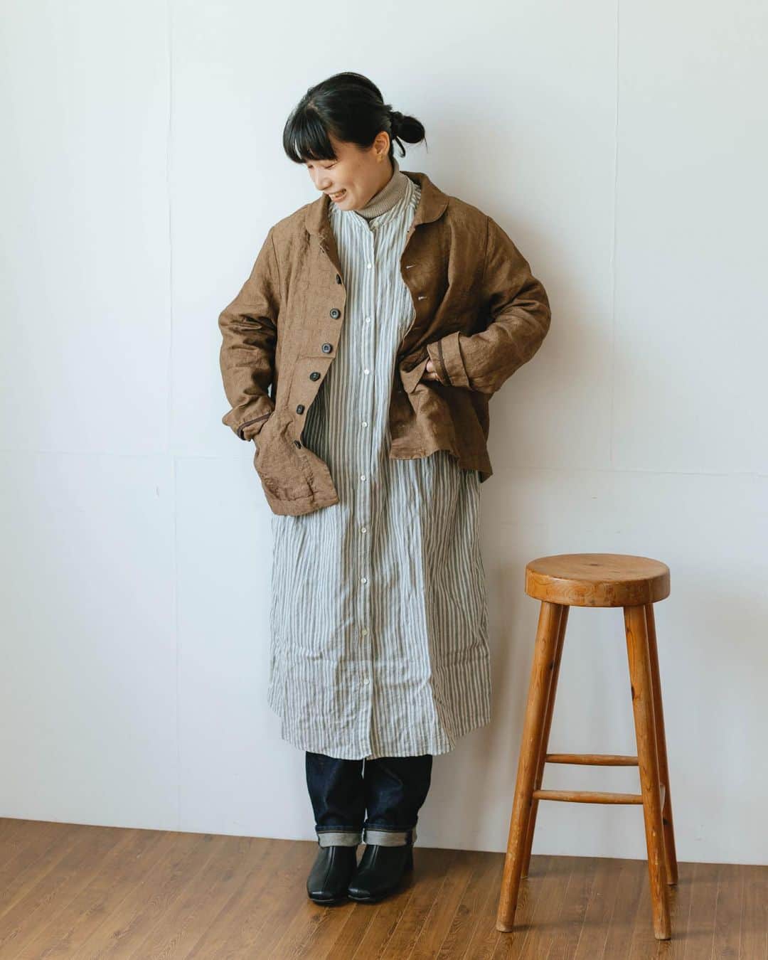 オルネ ド フォイユさんのインスタグラム写真 - (オルネ ド フォイユInstagram)「新入荷  ichi Antiquitésから、 季節の変わり目に活躍する リネンキャンバスジャケットが届きました。  通気性と保湿性に優れたリネン素材。 特有のシワ感がこなれた印象に魅せます。  カラーはトラッドな雰囲気のブラウンに、 どんなコーデにもマッチする大人なブラック。  すっきりしたラウンドカラーは、 タートルやブラウスとの合わせも楽しい一枚です。  商品名：ichi Antiquités Linen Canvas Jacket（ブラウン/ブラック）  ———————————————  ●商品詳細はプロフィールのリンクからご確認ください。 👉@ornedefeuilles  ※検索画面で「ichi」でチェック🔎 ※オンラインショップと不動前店の取扱い商品は異なります。  ------------------------------------------------— 📣送料無料キャンペーン実施中（10/29まで） 税込3,900円以上のご購入で送料無料でお届けします。 ------------------------------------------------—  #ichi #ichiantiquites #LinenCanvasJacket #ジャケット #アウター #リネンキャンバスジャケット #秋冬ファッション #暮らしを楽しむ #心地よい暮らし #丁寧な暮らし #ornedefeuilles #オルネドフォイユ」10月28日 16時00分 - ornedefeuilles