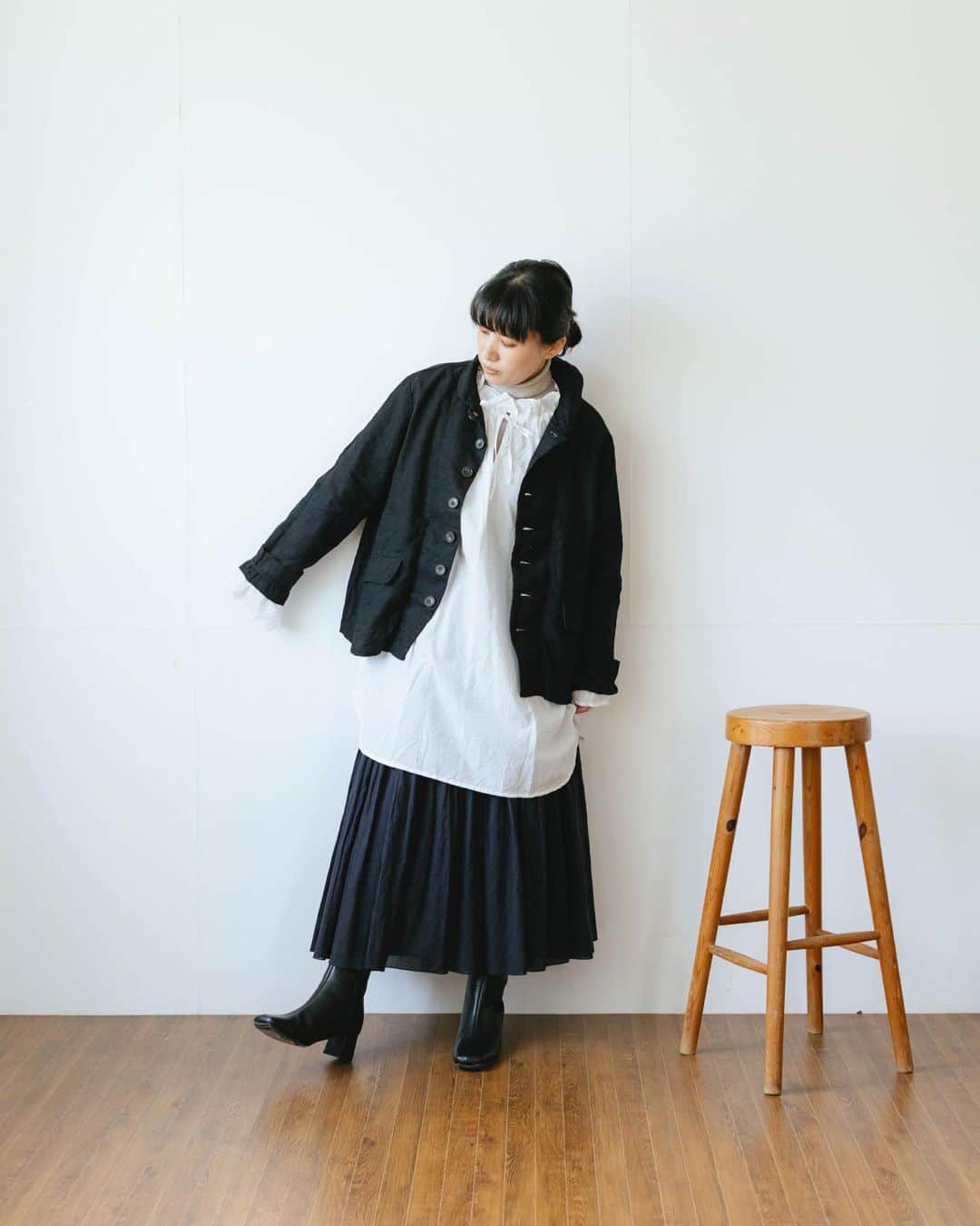 オルネ ド フォイユさんのインスタグラム写真 - (オルネ ド フォイユInstagram)「新入荷  ichi Antiquitésから、 季節の変わり目に活躍する リネンキャンバスジャケットが届きました。  通気性と保湿性に優れたリネン素材。 特有のシワ感がこなれた印象に魅せます。  カラーはトラッドな雰囲気のブラウンに、 どんなコーデにもマッチする大人なブラック。  すっきりしたラウンドカラーは、 タートルやブラウスとの合わせも楽しい一枚です。  商品名：ichi Antiquités Linen Canvas Jacket（ブラウン/ブラック）  ———————————————  ●商品詳細はプロフィールのリンクからご確認ください。 👉@ornedefeuilles  ※検索画面で「ichi」でチェック🔎 ※オンラインショップと不動前店の取扱い商品は異なります。  ------------------------------------------------— 📣送料無料キャンペーン実施中（10/29まで） 税込3,900円以上のご購入で送料無料でお届けします。 ------------------------------------------------—  #ichi #ichiantiquites #LinenCanvasJacket #ジャケット #アウター #リネンキャンバスジャケット #秋冬ファッション #暮らしを楽しむ #心地よい暮らし #丁寧な暮らし #ornedefeuilles #オルネドフォイユ」10月28日 16時00分 - ornedefeuilles