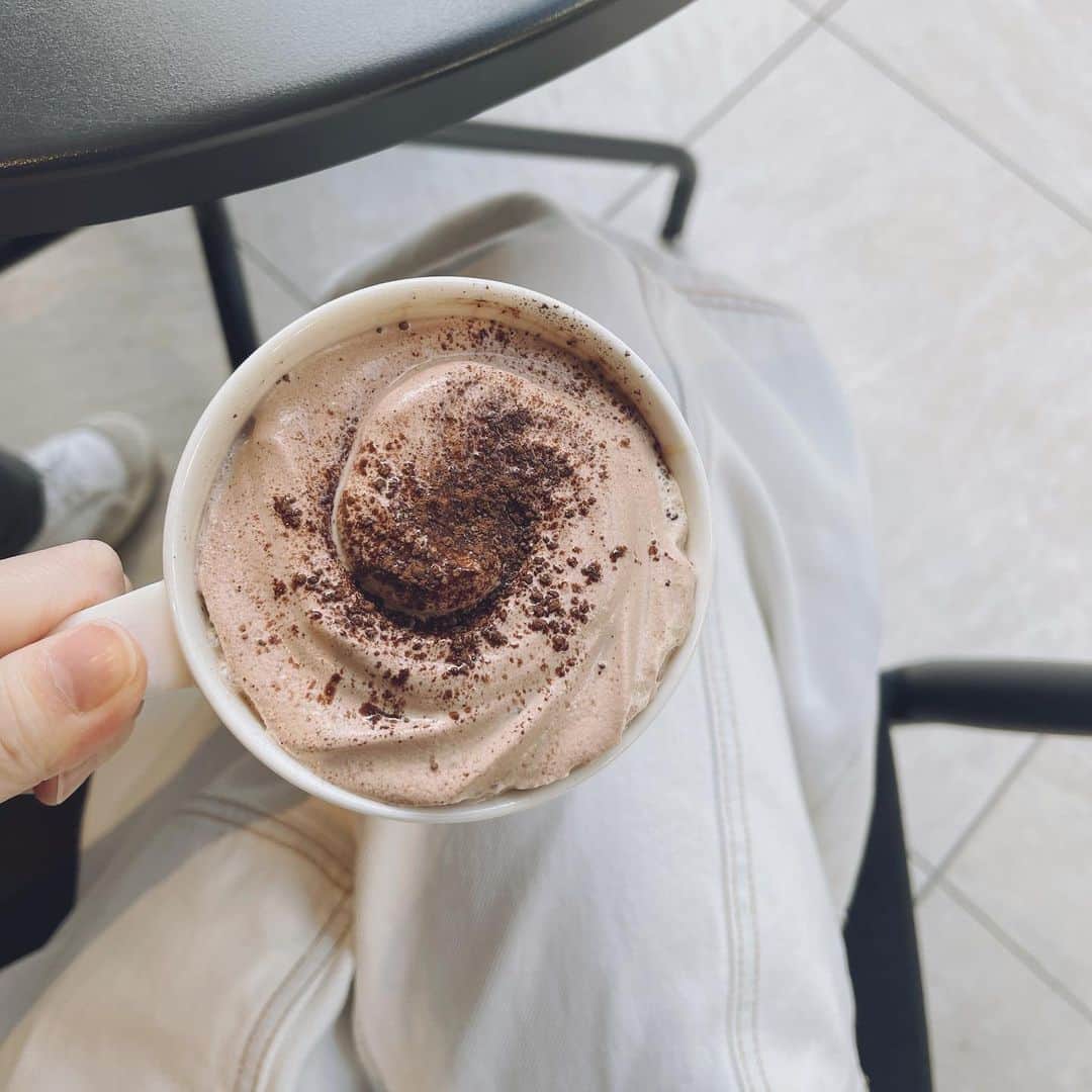 結城はゆるのインスタグラム：「☕️🤎 　　 　　 　　前髪作ってチョコラテ飲んだ日♡ 　　 　　 　　 　　 .」