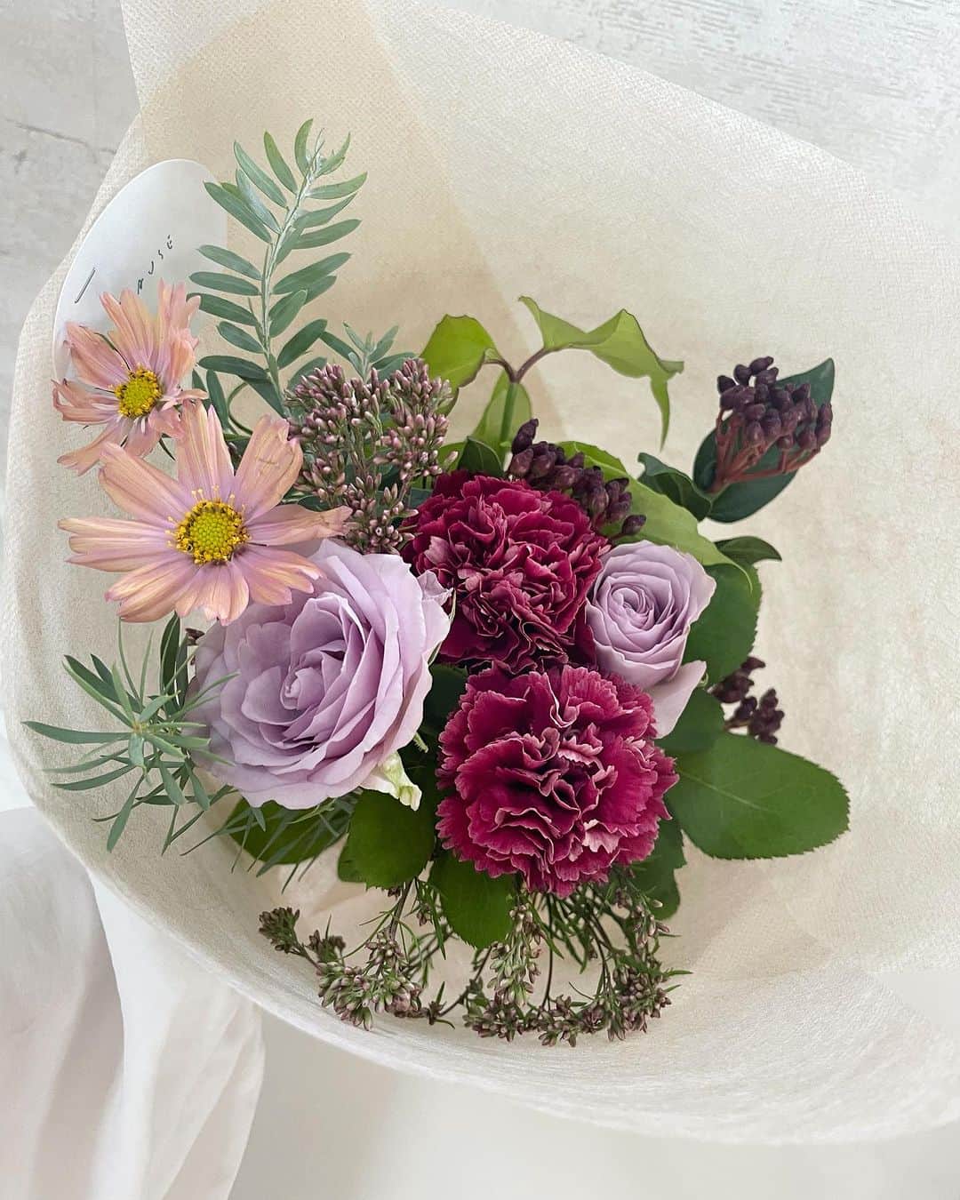 蛯原英里さんのインスタグラム写真 - (蛯原英里Instagram)「@pause_story_ さんのお花定期便が届きました。 毎回お花を開ける時のワクワク感が好き。 今回も友美さんのお花のチョイスに感激です。  以前、暮らしを整えるレッスン @mayuko_may1st @aihira_1627で @pause_story_ さんお花のレッスンを受けてから 友美さんのお花定期便を届けてもらっています。  お花が届くと気持ちもお部屋も明るくなりますね☺️ 来月も楽しみ♡  #お花定期便 #花のある生活  #暮らしを整えるレッスン」10月24日 14時38分 - eriebihara