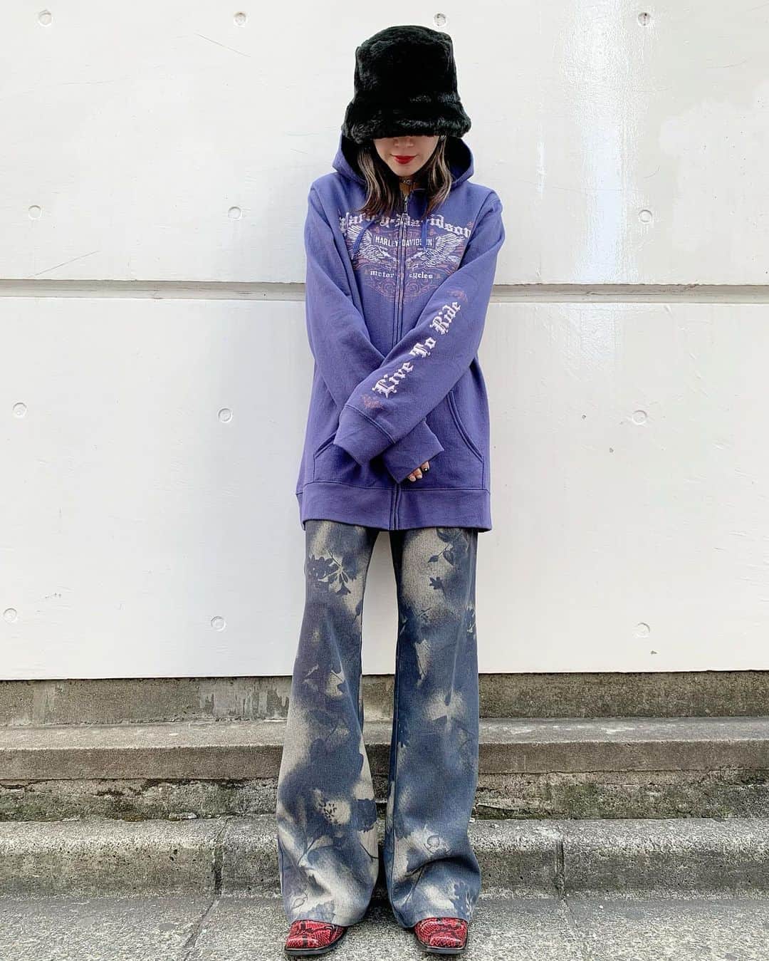 birthdeathのインスタグラム：「New Arrivals  HARLEY-DAVIDSON purple zip up hoodie  90's Print denim pants  90's Red  leather boots  00's Black fur bucket hat  #birthdeath #vintage」
