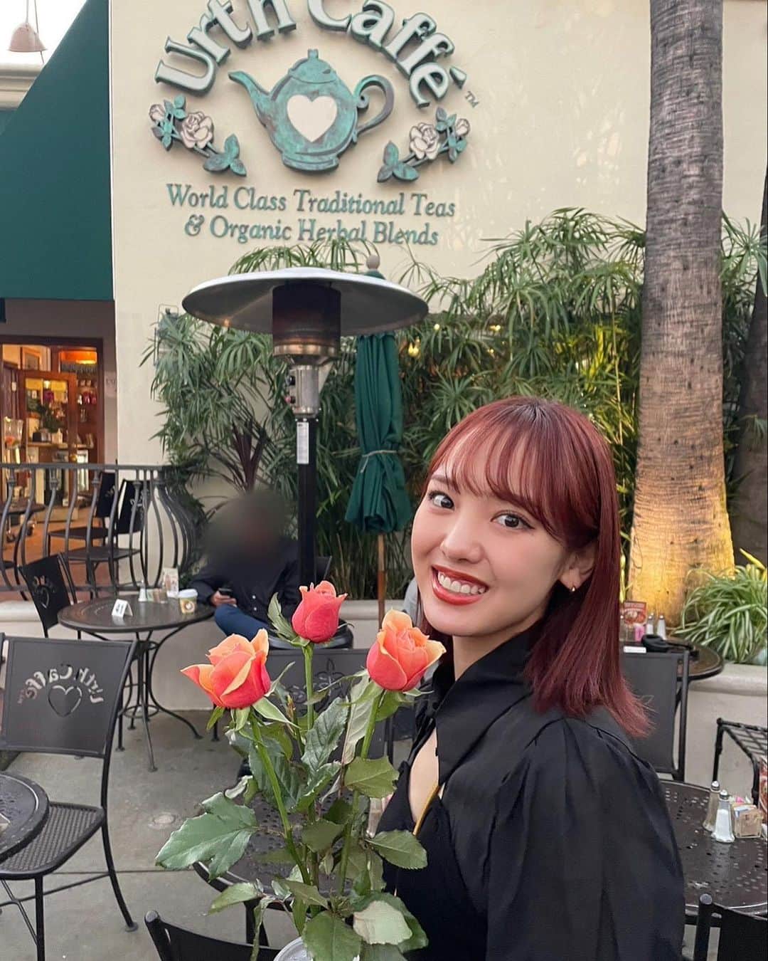 飯窪春菜さんのインスタグラム写真 - (飯窪春菜Instagram)「🌹  Urth Caffeにて。 テラス席に座っていたら突然おじさまからバラをプレゼントされました☺️  咲乃ちゃん、まり、と3人分を一輪ずつ頂いて ステイ先に持ち帰って最終日までダイニングテーブルに飾って過ごしました🫶🏻  #la #urthcafe #一瞬 #バチェラー #が頭をよぎったよ」10月24日 14時44分 - harunaiikubo_official