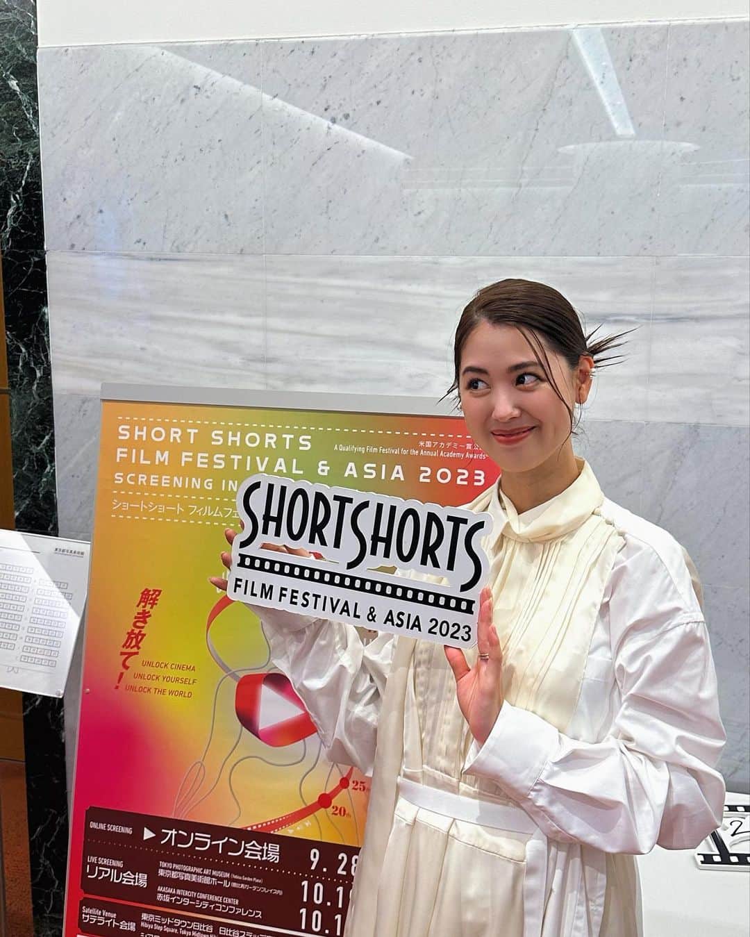 宮城夏鈴のインスタグラム：「秋のショートショートフィルムフェスティバル🎞🎥 『海の見える街で』上映＆トーク 来場下さった皆さま、オンラインでご視聴してくれた皆さま、 ありがとうございました！  この度この様なチャンスを頂き まだ未熟ながらですが作品を制作できた事に 感謝の気持ちです😌✨  気づけば3本の短編映画をここ2年で制作...  人生は不思議だなぁと思います。  監督や脚本、編集に取り組んで なんとかこうして 感想をいただく機会に触れると  自分でありながら 自分ではないような不思議な感覚になります。  向いているのか向いていないのか  楽しめているのか楽しめていないのか  なんなのかはわからないけど  これも生きてきた中で培ってきて 辿り着いたひとつの自分の形なのだなと思うと きちんと受け取り、向き合っていきたいなと🙏🏻  やると決めた時はやる。  そう、真摯にやっていこうと思います。  色々な事をやっちゃう私だけど 映画を創る私を応援してくれている皆にありがとう！😭🙏🏻  これからも、沢山の事を見て、感じて 作品にできるよう頑張ります🔥  Thank you✨🌼🌸🌷🌹💐」