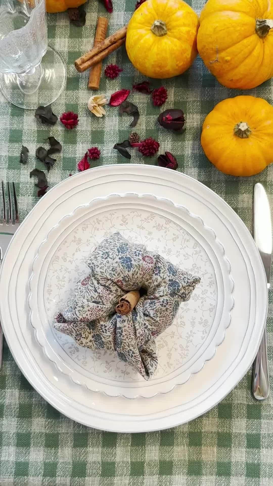ローラアシュレイのインスタグラム：「The hosting season is just around the corner. 🎃⁣ ⁣ If you have any plans for an autumnal dinner party, this charming napkin DIY decoration will be the spotlight of your table scape.」