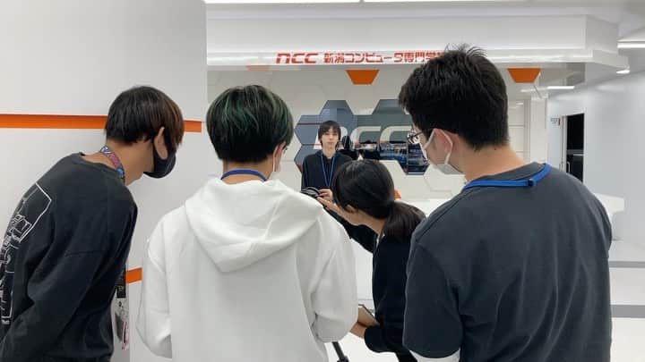 NCC新潟コンピュータ専門学校のインスタグラム：「【NSG大学園祭準備中🔥】 準備中の様子をCG科映像専攻の学生が撮影しドキュメンタリーを制作中🎥 この日の放課後も3年生が1年生に機材の使い方や絵作りの考え方を教えていました😆  #新潟コンピュータ専門学校 #nsgカレッジリーグ #オープンキャンパス #進路研究 #専門学校　#新潟　#古町  #デザイン #映像 #3dcg #イラスト #ゲーム #web #システム #プログラマー #エンジニア #ai #ロボット #eスポーツ #nsg大学園祭」