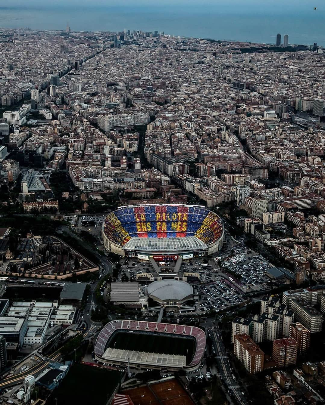 Skills • Freestyle • Tekkersのインスタグラム：「This picture 🤤🏟️​ ​ 📸 Santi Garcés / FCB」