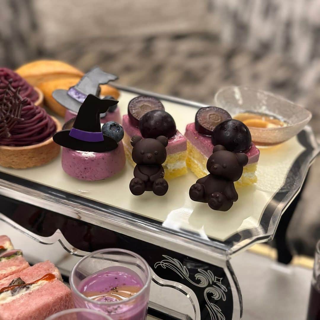 ルナさんのインスタグラム写真 - (ルナInstagram)「📍ストリングス表参道 @stringsomotesandoh  1階「Cafe & Dining ZelkovA バイオレット アフタヌーンティー👻  ハロウィン仕様のアフタヌーンティー☕️  くまちゃんが可愛かった…🧸 久しぶりに表参道のストリングスに行ったけど やっぱり可愛いし美味しいし席もゆったりで落ち着くね🤍🪻  ┈┈┈┈┈┈┈┈┈♡ #ストリングス表参道  #バイオレットアフタヌーンティー #ハロウィンアフタヌーンティー #秋スイーツ #アフタヌーンティー巡り #表参道カフェ #表参道カフェ巡り #東京女子部 #ハロウィンスイーツ #runa_cafex #halloweensweets #autumnafternoontea」10月24日 14時57分 - runakumaa