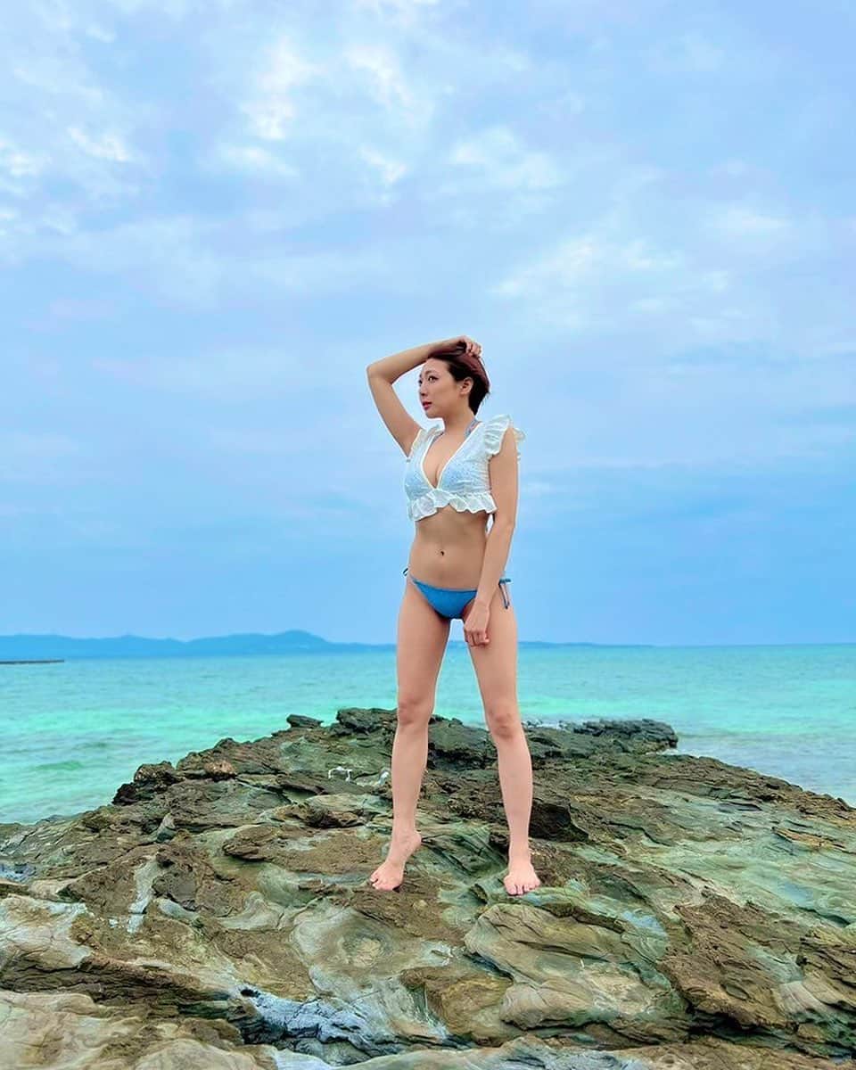 のインスタグラム：「【ご報告】 . . この度、 2nd 写真集の発売が決定しました‼ . . . 応援してくれるみんなのお陰です☺️ . . 前作よりもパワーアップしてるので 楽しみにしていてくださいっっ✨ . . . 12/25(月)クリスマス発売です🎅🎄 .  . . . . #gravure #model #インスタグラビア #グラドル #グラビア #Bikini #japanesegirl #portrait #撮影 #石垣島 #写真集 #麻倉まりな #令和のハミ乳クイーン」