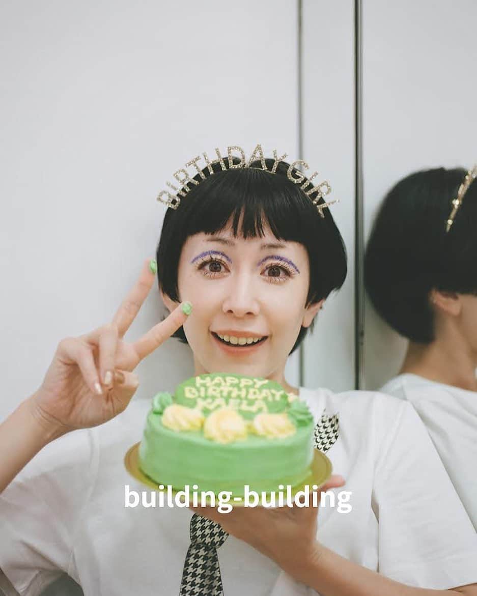 大辻隆弘のインスタグラム：「happy birthday @kaela_official  カエラ好きなんだよねーって昔はファンゆえに呼び捨て、仕事でご一緒することがきっかけでカエラさんと呼ぶようになり、今ではカエラちゃんと呼べるまでに距離を縮めてくれた彼女は常にハッピーオーラ全開で可愛い人。そんな彼女の誕生日はもはや国民の祝日でしょう。30代ラストもハッピーで。  @buildingbuildingmag に出てくれています。是非。」