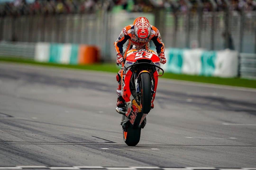 レプソル・ホンダのインスタグラム：「Win 44 🏆   A ninth victory of 2018, @marcmarquez93 came back from a DNF in Australia to add the Constructors Championship to the trophy cabinet with a win in Sepang.  #LookingBackOnMM93 🐜」