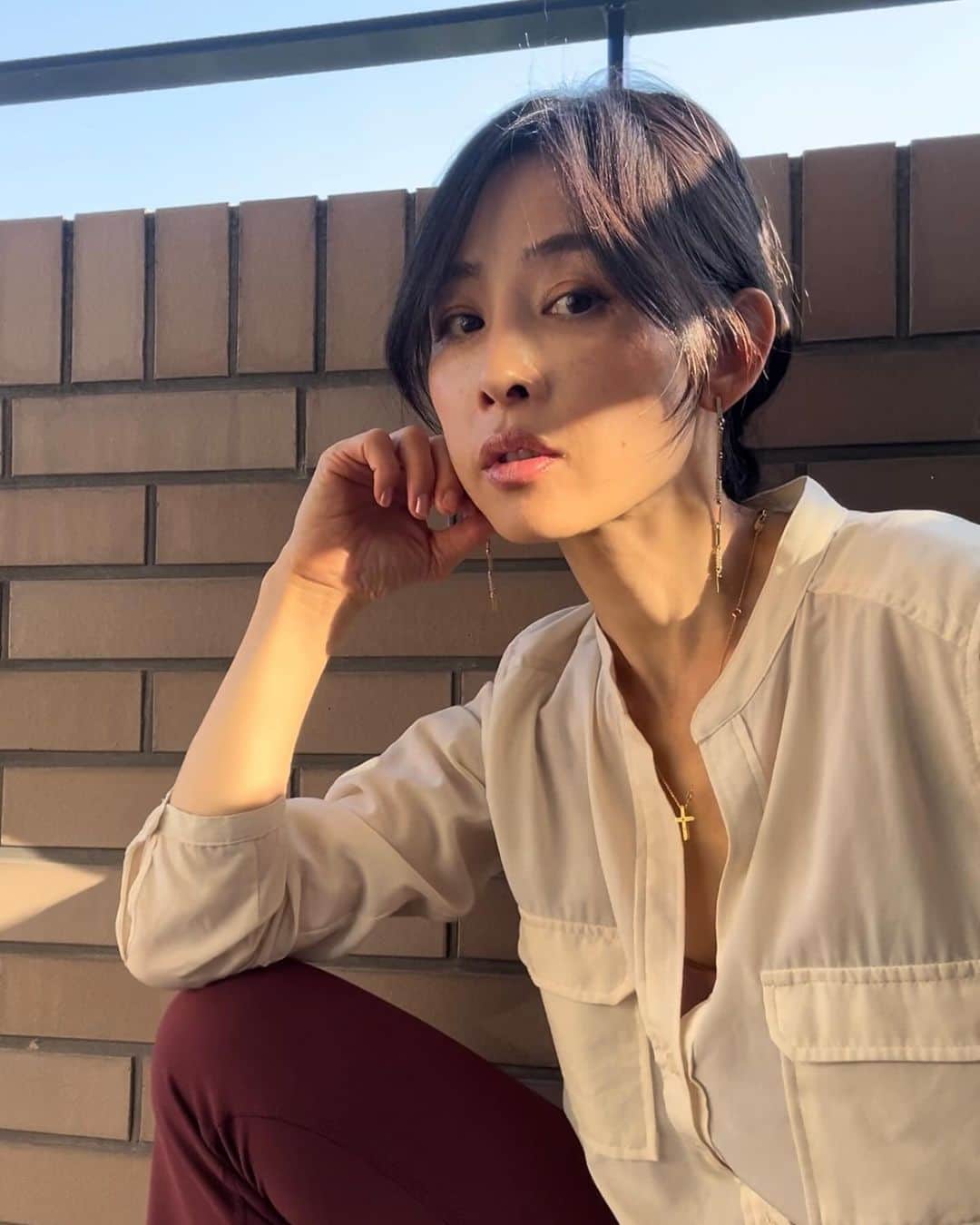 中岡由佳のインスタグラム：「❇︎ 秋晴れ、最高。仕事でずっと室内にいたからベランダで少し日光浴しよう☀️眩しい。」