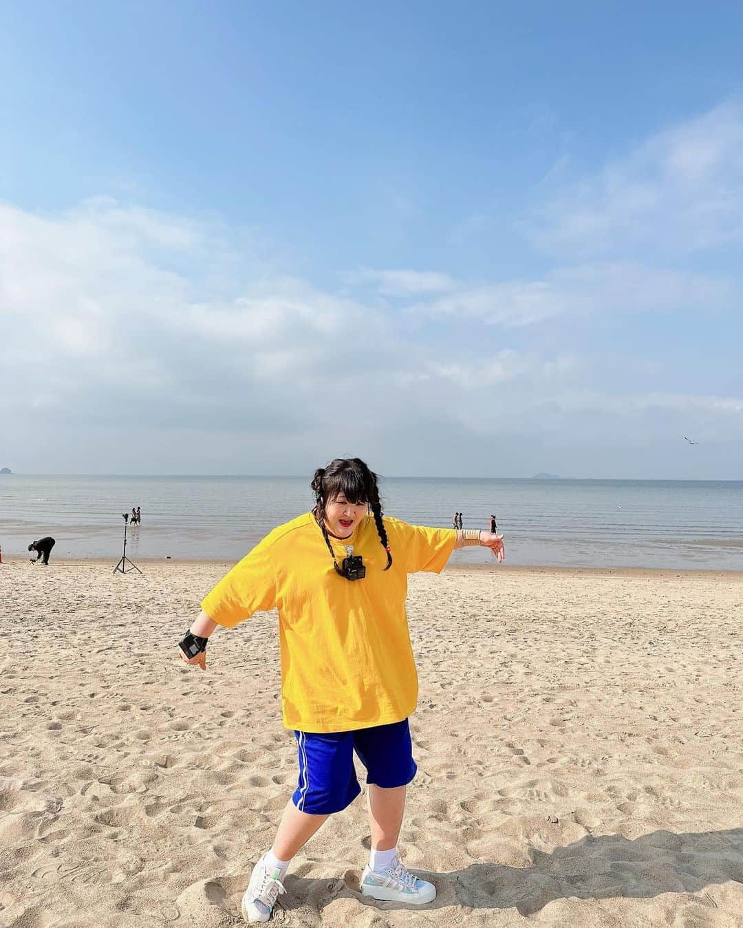 イ・グクジュさんのインスタグラム写真 - (イ・グクジュInstagram)「#바다 💛 날씨 됴은뒙? ㅋㅋㅋ 비올까봐 걱정했는뒙 ㅋ #먹찌빠 즐겁게 촬영중✌🏻」10月24日 15時12分 - gookju