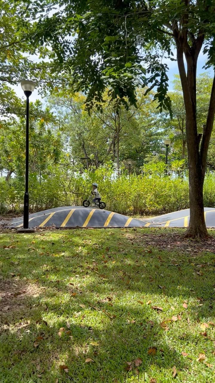 瀬間友里加のインスタグラム：「Cycling day🚲💓at East Coast Cyclist Park!! ストライダー大好きな2人を連れてイーストコーストへ✨ 初心者とアドバンスと道は2つあって、2人はやっぱりアドバンスが好きで❤️楽しそうで何より👏パパも自転車借りて一緒に行ってくれてありがとー！！ ほとんど人いなくて穴場かな😂いや多分乗った時間が暑かったよね😂☀️ この後すぐ近くのPS CAFEでランチして楽しい週末でしたー😍👏#singapore #イーストコーストパーク #シンガポール生活 #シンガポール子育て #シンガポール在住」