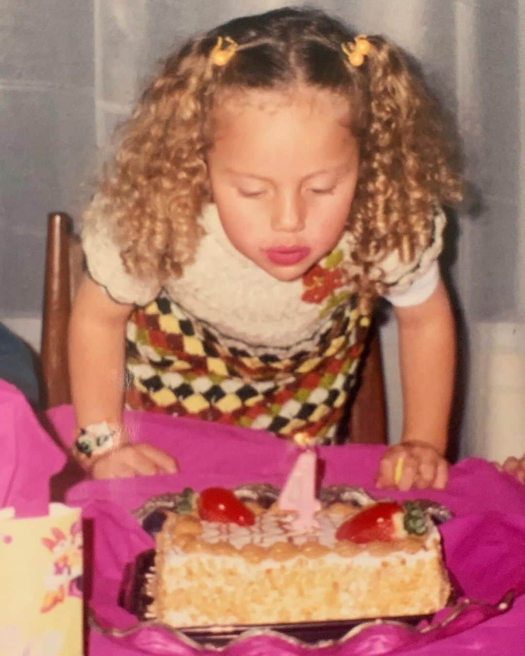 ナタリー・パリスさんのインスタグラム写真 - (ナタリー・パリスInstagram)「I can’t believe I’m 24 now pinch me 🎂💕✨ I remember being a little girl in Colombia dreaming of things I never imagined could ever happen and so grateful I get to experience now! I use to sneak into my grandma’s bathroom to take her lipsticks and get myself in trouble 😂 who else grew up on the power puff girls and strawberry shortcake? Ahhh I’m so happy rn, thank u for all the birthday wishes. 🫶🏻」10月24日 15時19分 - nathalieparis