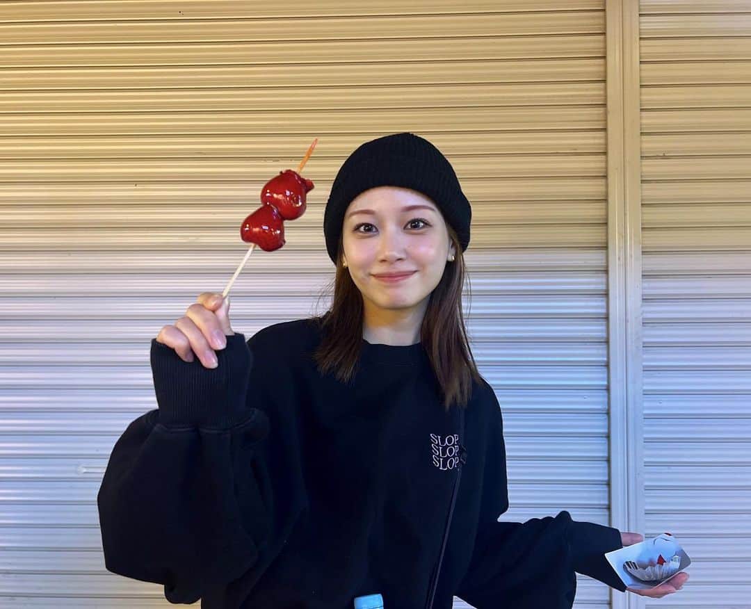 伊藤優衣のインスタグラム：「⁡ 🍓🍓🍓 ⁡ このいちご飴🍓 劇的に美味しかったです。 かのんとわけわけ。 ⁡ もう、すっかり寒くなりましたねぇ。 ⁡ #関西 #兵庫 #神戸 #神戸元町 #いちご飴 #伊藤優衣」