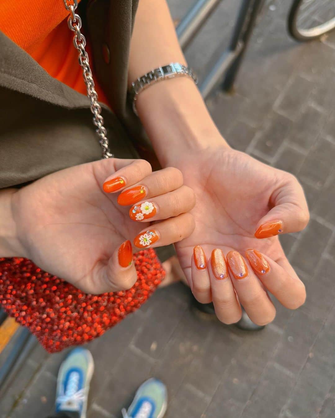 蜂谷晏海さんのインスタグラム写真 - (蜂谷晏海Instagram)「もうネイル変えちゃったけど、オレンジコーデの日🧡🍊 #私服#ootd#fashion#orange」10月24日 15時21分 - hachiyaami