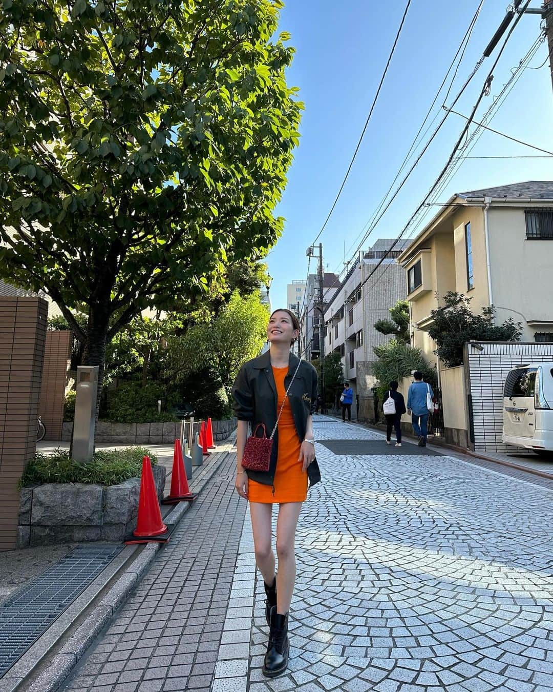 蜂谷晏海さんのインスタグラム写真 - (蜂谷晏海Instagram)「もうネイル変えちゃったけど、オレンジコーデの日🧡🍊 #私服#ootd#fashion#orange」10月24日 15時21分 - hachiyaami