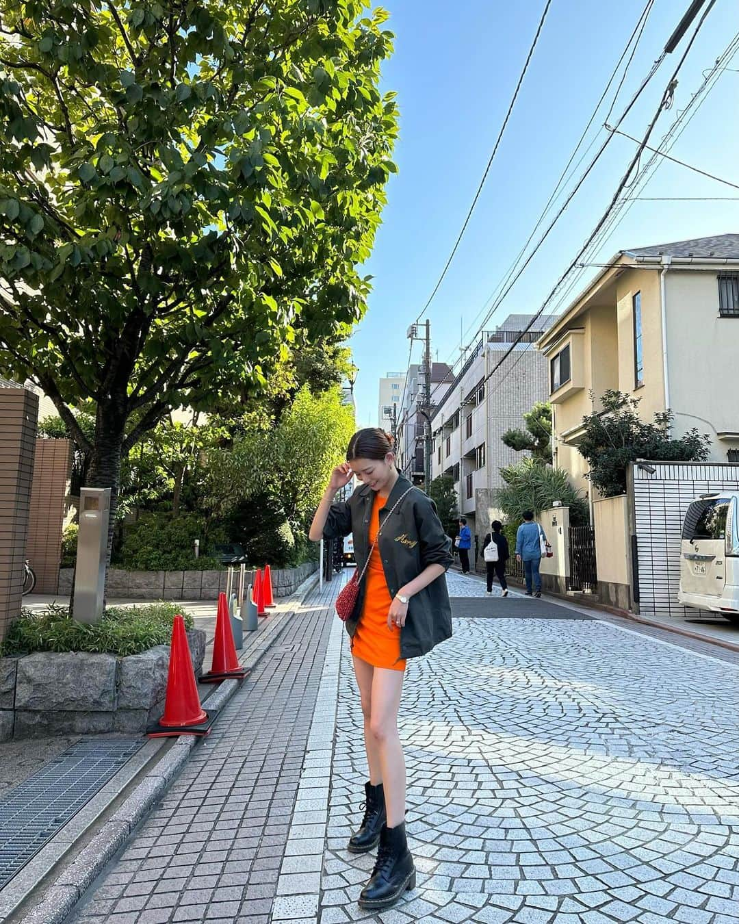 蜂谷晏海のインスタグラム：「もうネイル変えちゃったけど、オレンジコーデの日🧡🍊 #私服#ootd#fashion#orange」