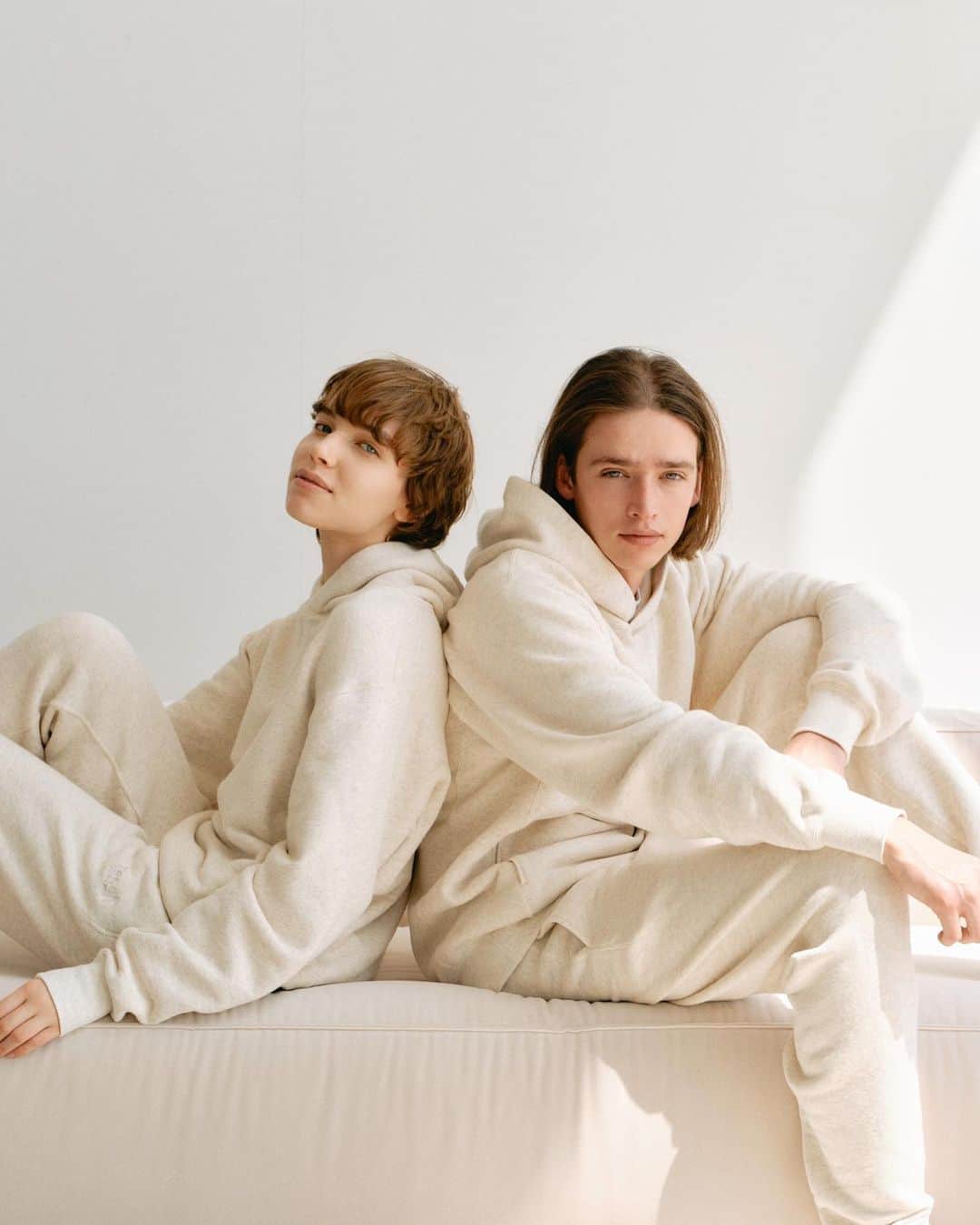 のインスタグラム：「． ． "Unisex Sweat"  新しく到着したのは、パートナーとシェアができる アイテムたち。トレンドのオーバーシルエットや フェードがかったカラー、ダークトーンは 男女問わず楽しめるから、シェアすることで 着こなしのバリエーションを増やせるのも嬉しい。 シンプルながらリュクスな質感にこだわった アイテムの数々は永いシーズンクローゼットのスタメン として活躍してくれること間違いなしです。  #yanuk#denim#jeans#fashion#unisex#swaet#ヤヌーク#デニムコーデ#ヤヌークデニム#ファッション#スウェット#エクリュ#パーカー」