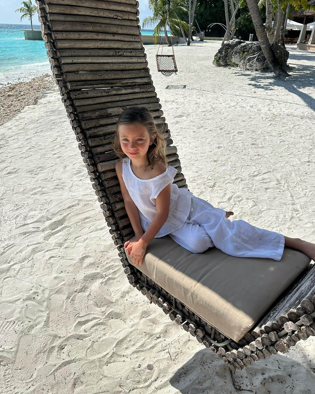 ファーン・マッキャンさんのインスタグラム写真 - (ファーン・マッキャンInstagram)「Island life…  Sunday’s little linen set it from Zara.   @ayadamaldivesresort really is paradise. There’s not a moment that goes by where I am not counting my blessings that we are here in the Maldives with our babies 🐚🏝️  #maldives #island #islandlife」10月24日 15時25分 - fernemccann