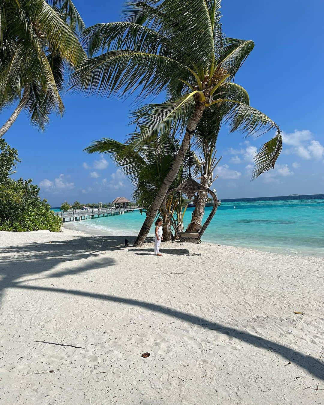 ファーン・マッキャンさんのインスタグラム写真 - (ファーン・マッキャンInstagram)「Island life…  Sunday’s little linen set it from Zara.   @ayadamaldivesresort really is paradise. There’s not a moment that goes by where I am not counting my blessings that we are here in the Maldives with our babies 🐚🏝️  #maldives #island #islandlife」10月24日 15時25分 - fernemccann