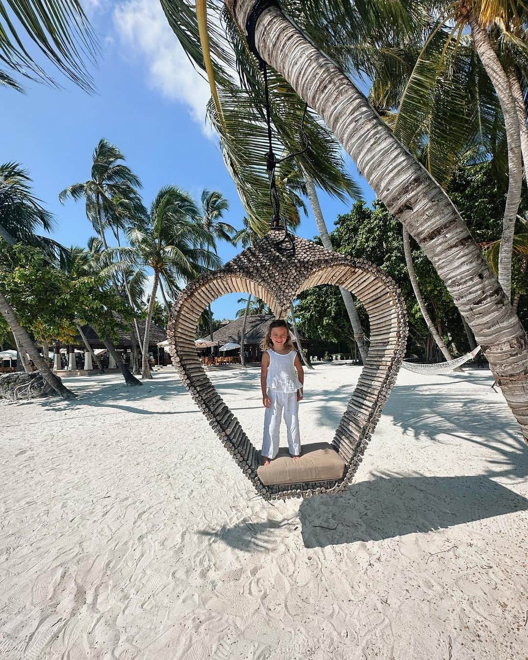 ファーン・マッキャンのインスタグラム：「Island life…  Sunday’s little linen set it from Zara.   @ayadamaldivesresort really is paradise. There’s not a moment that goes by where I am not counting my blessings that we are here in the Maldives with our babies 🐚🏝️  #maldives #island #islandlife」