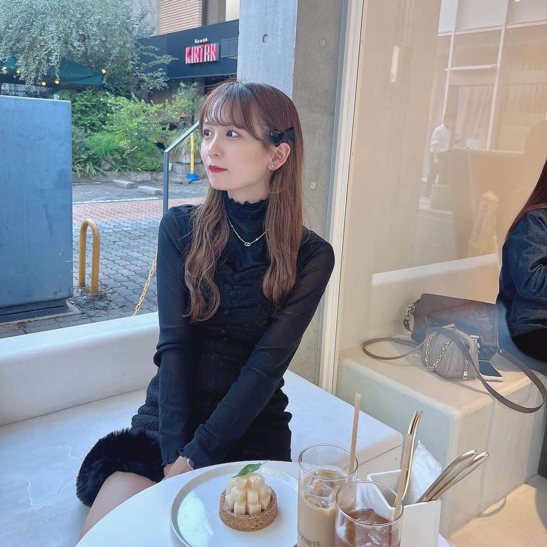 のインスタグラム：「目の前でシャインマスカットのタルト売り切れて食べてるときにショーケースに並んでたときの気持ち、、、でも和梨もおいしかった🥺   #表参道  #sotarte」