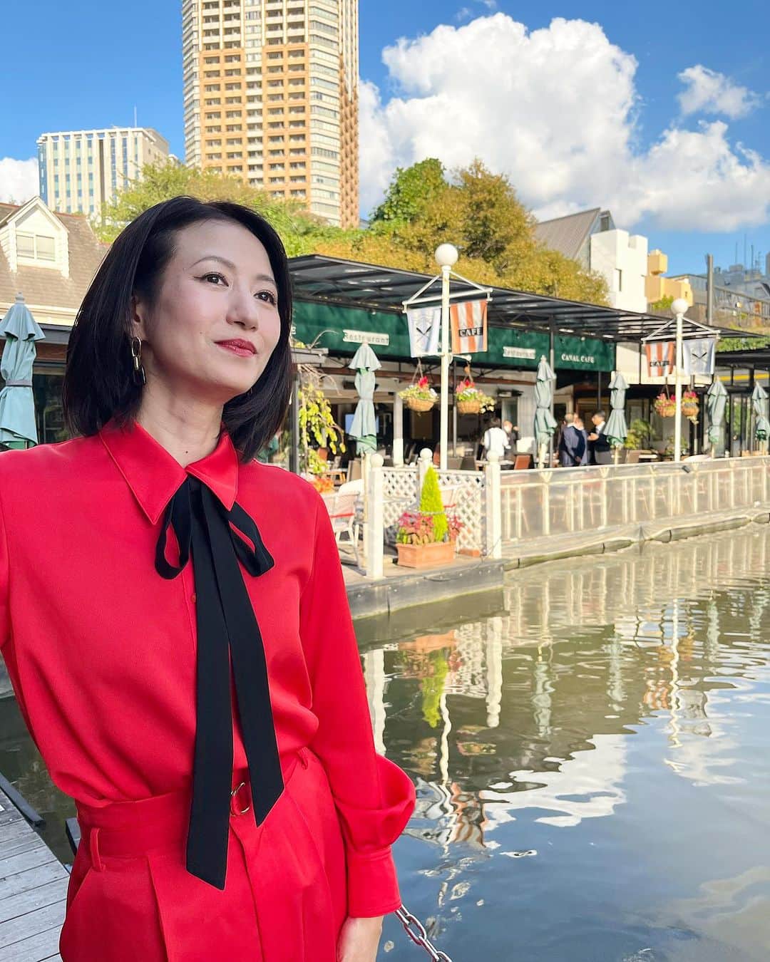 のインスタグラム：「今日の現場で撮影してみたら まるでハワイ！みたいな青空！  今秋冬トレンドカラー、 赤のセットアップは @anayi_official  そして、 今日のアイラインは、キャットライン🐈‍⬛  #馬場典子 #ばばちゃんネル」