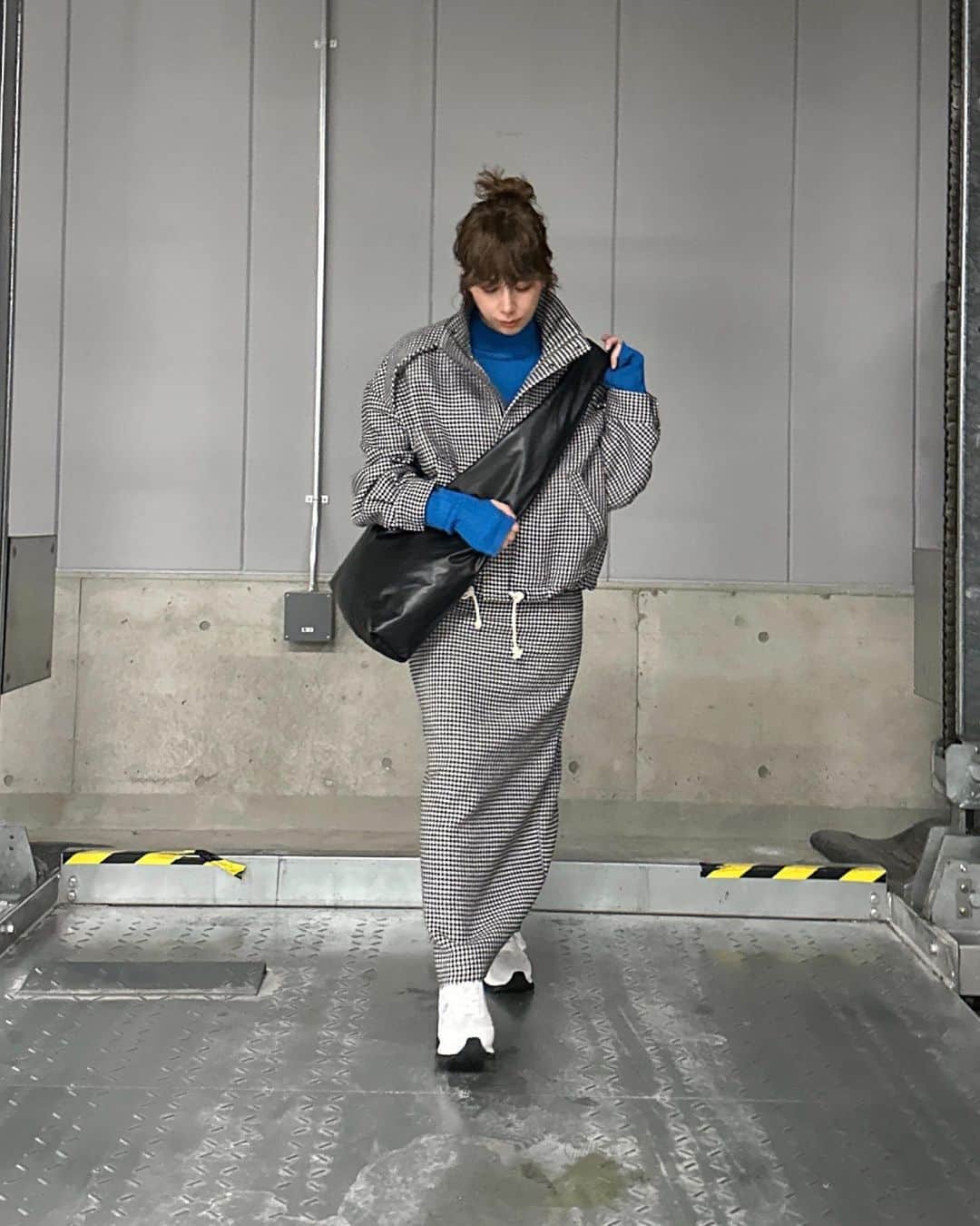 SHEL’TTERのインスタグラム：「ㅤㅤㅤㅤㅤㅤㅤㅤㅤㅤㅤㅤㅤ ▶︎LISA from The SHEL'TTER TOKYO @lisa__suu 【151㎝】 ━━━━━━━━━━━━━━━  ■HOUNDTOOTH JACKET (MOUSSY) ■A/WOOL BLEND H/N TOPS (SLY) ■HOUNDTOOTH PENCIL SKIRT (MOUSSY) ■ANCHOR MEDIUM OIL (SHEL'TTER SELECT) ¥55,000(tax in) ■ANCESTOR DAD SNEAKERS (SHEL'TTER SELECT)  ¥20,900(tax in)  ━━━━━━━━━━━━━━━ SHEL'TTERではWINTER SEASONがスタート！ 現在店舗は秋の新作が続々入荷中。 ※店舗によりアイテム・在庫が異なります。ご了承下さいませ。 ━━━━━━━━━━━━━━━ #SHELTTER #TheSHELTTERTOKYO #SHOPSTAFF #SHELTTERSELECT #MOUSSY #SLY」
