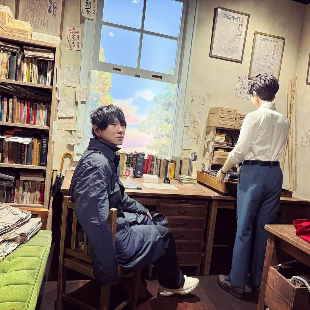 古市憲寿さんのインスタグラム写真 - (古市憲寿Instagram)「須田景凪くんたちと #ジブリパーク に行ってきた。遊園地と違ってライドがあるわけではなく、一瞬を切り取った「それ」があるだけなのに、ここまで楽しくなれるのは物語の力だなと思った。  須田くん、ライブ終わりの疲れてるところを付き合ってくれてありがとう。（名古屋のライブも見せてもらったのだけど、MC含めてとてもあたたかい空間でした）  ちなみに一枚目の写真は、パンフレットやポスターに載っていたイラストを再現したつもり！」10月24日 15時31分 - poe1985